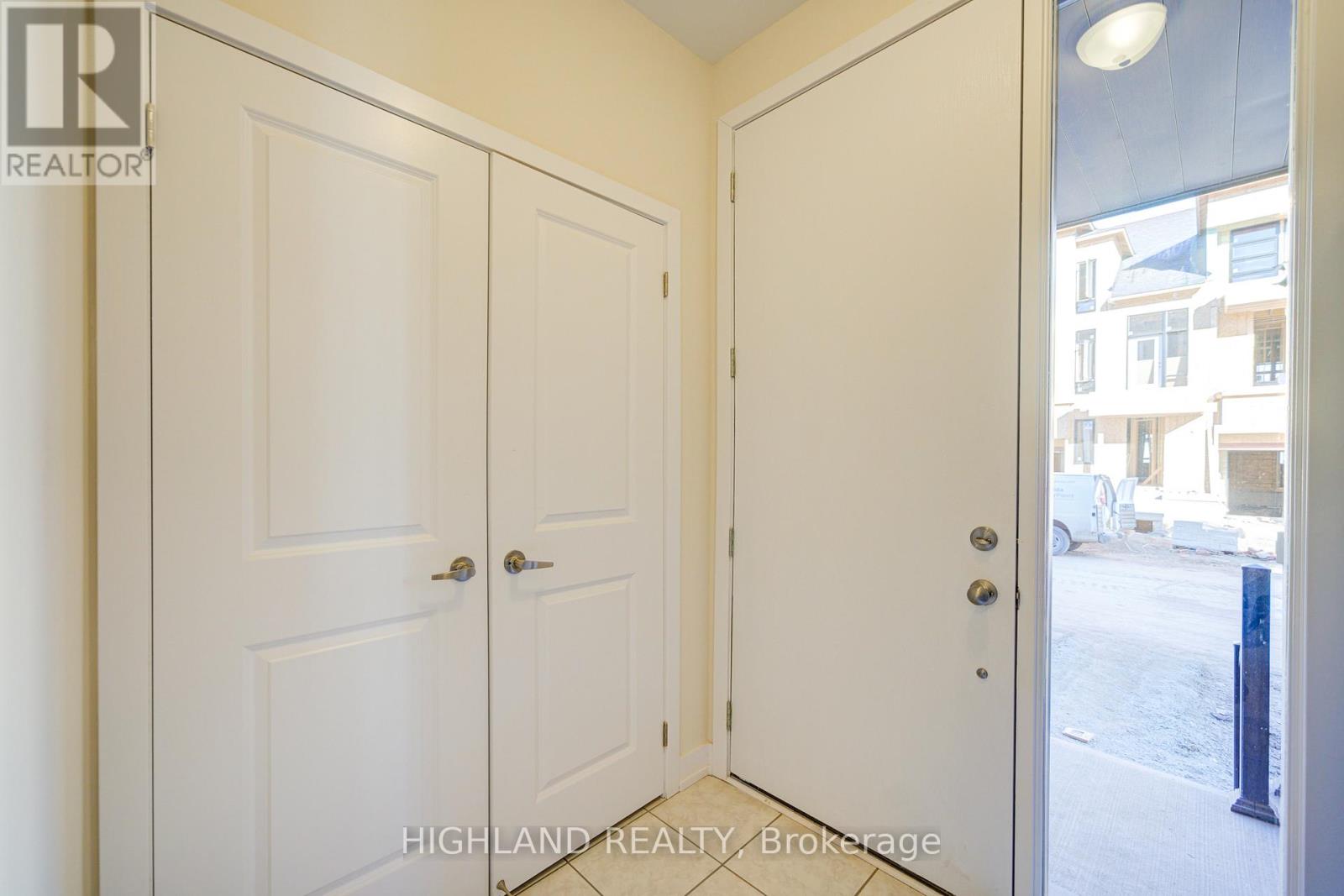 3046 Perkins Way, Oakville, Ontario  L6H 7Z3 - Photo 4 - W13027596