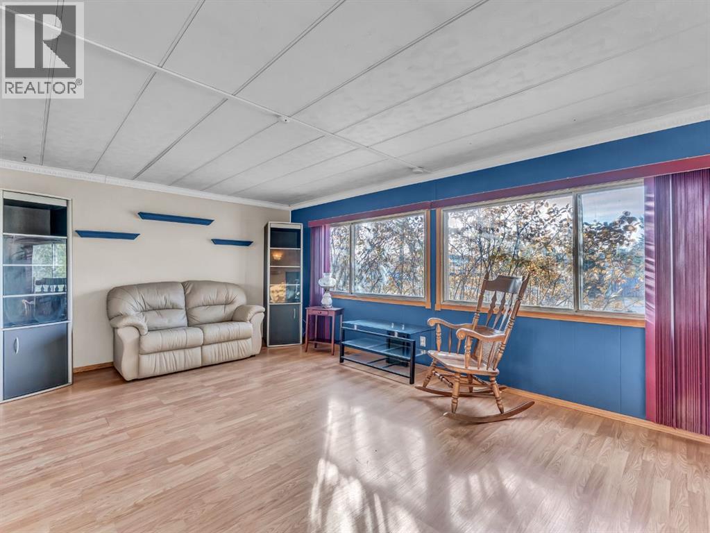 93, 4000 13 Avenue SE, Medicine Hat, Alberta  T1B 1J3 - Photo 4 - A2282205