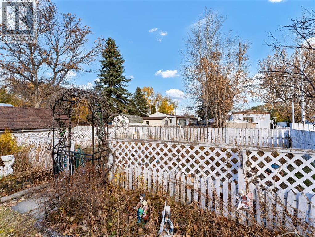 93, 4000 13 Avenue SE, Medicine Hat, Alberta  T1B 1J3 - Photo 34 - A2282205