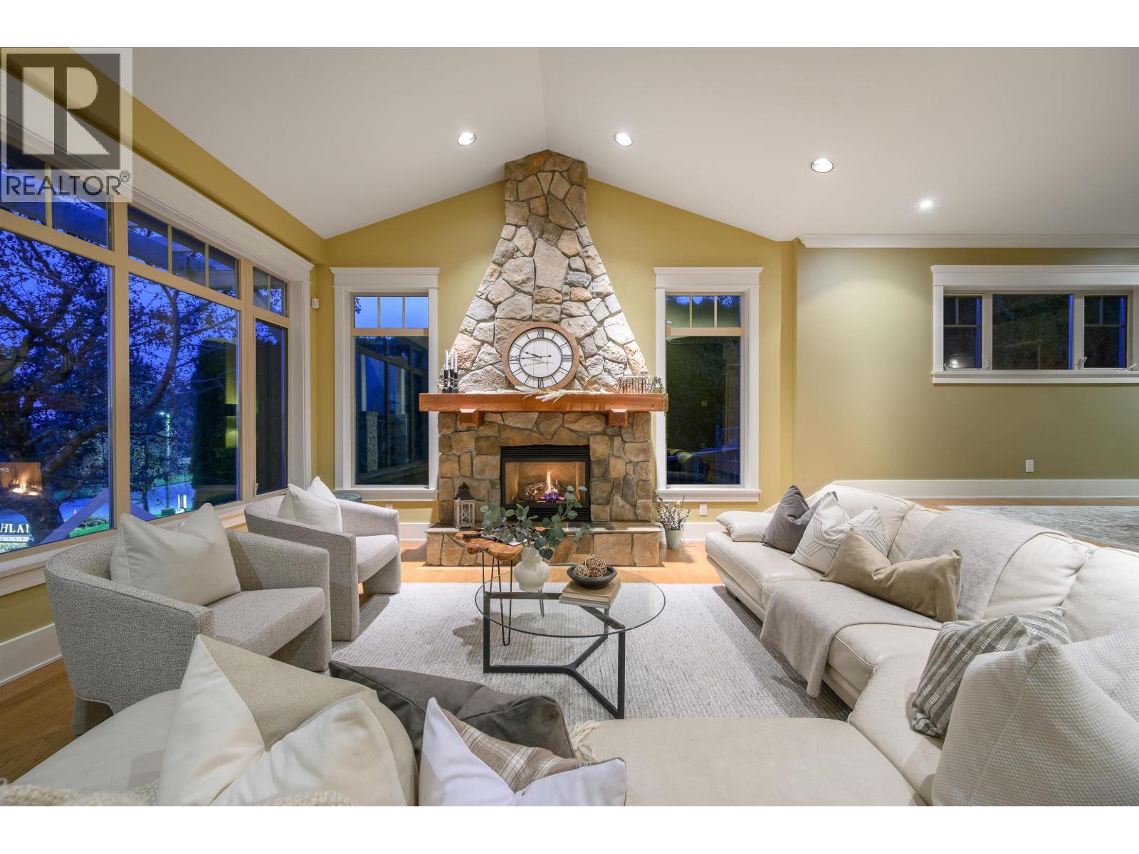 3402 Anne Macdonald Way, North Vancouver, British Columbia  V7G 2S7 - Photo 2 - R3092375