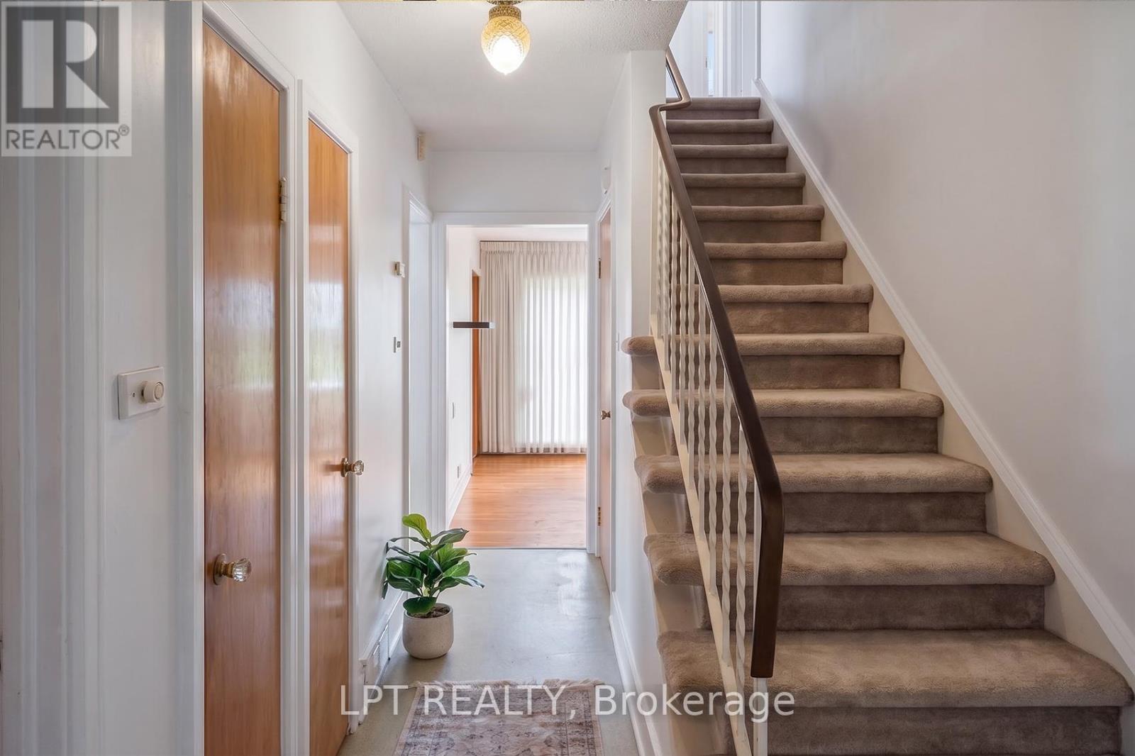 1745 Ortona Avenue, Ottawa, Ontario  K2C 1W8 - Photo 3 - X13027692