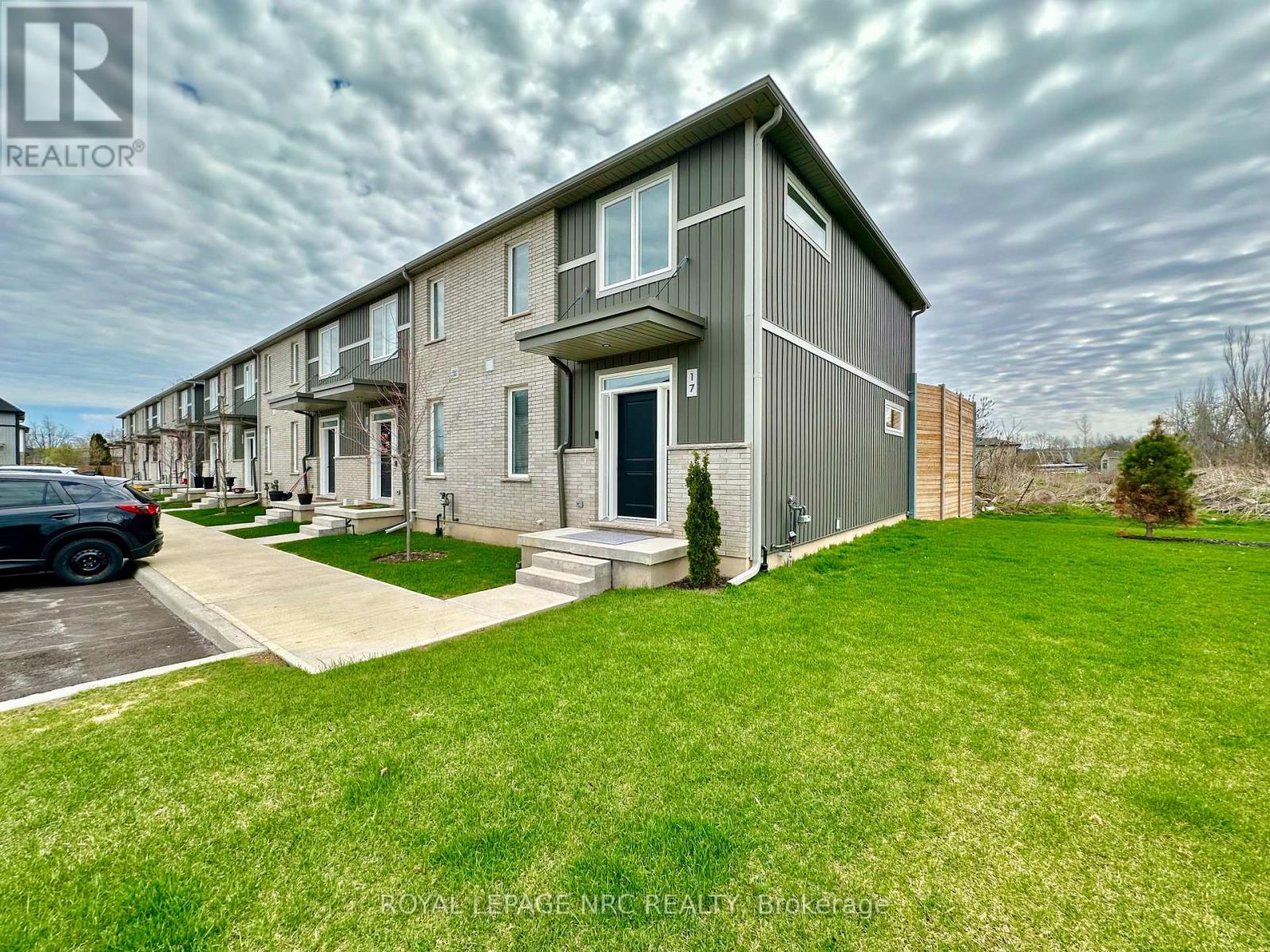 17 - 121a Moffatt Street, St. Catharines, Ontario  L2P 0G4 - Photo 1 - X13027710