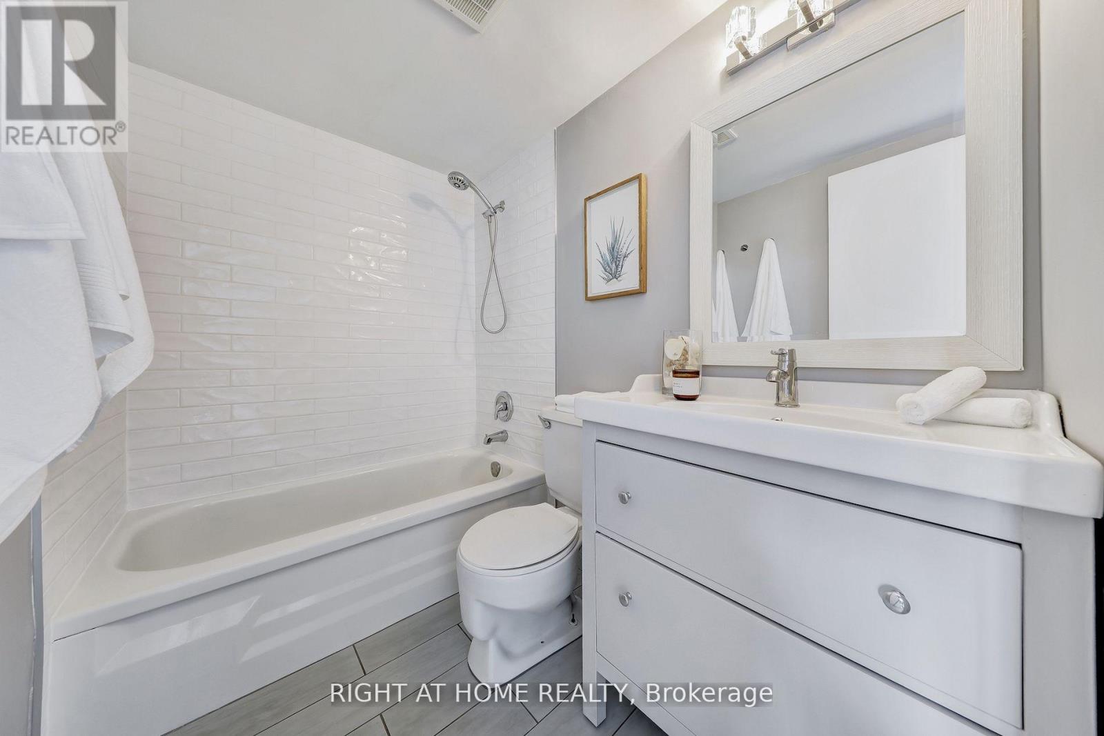 908 - 40 Homewood Avenue, Toronto, Ontario  M4Y 2K2 - Photo 10 - C13027748