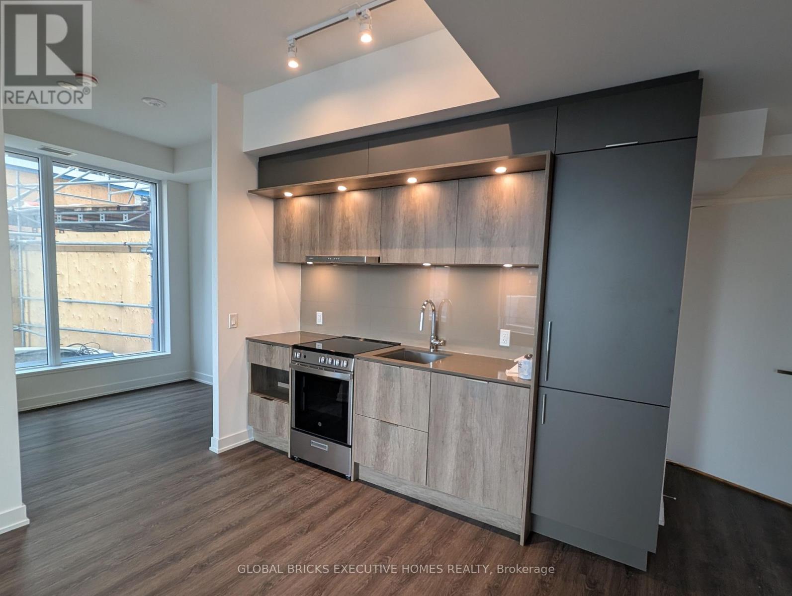 491 Soho Avenue, Mississauga, Ontario  L5B 0K7 - Photo 4 - W12921562