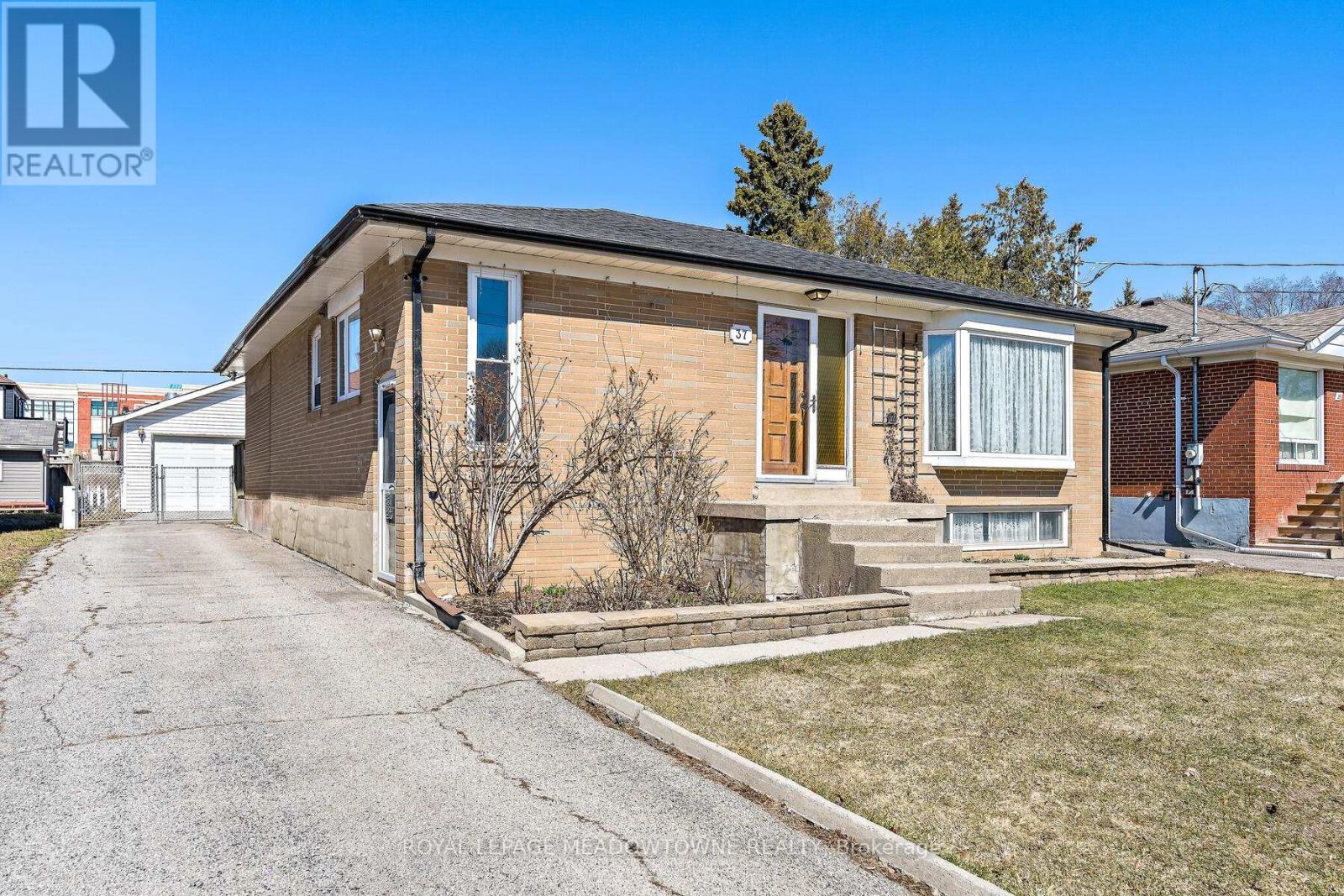 37 PRINCE CHARLES DRIVE, Halton Hills, Ontario