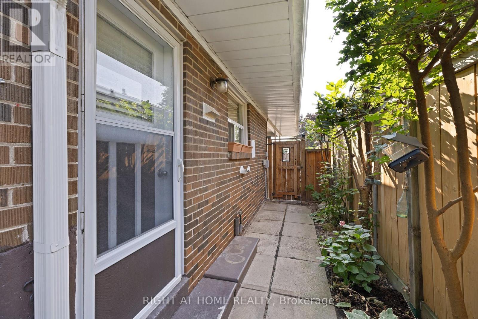 1147 Saturnia Crescent, Mississauga, Ontario  L4Y 2M2 - Photo 5 - W13027724