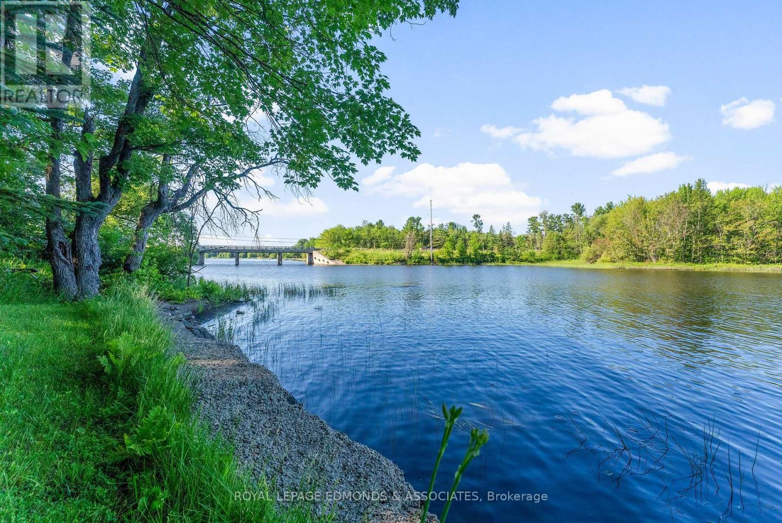 731 Francie Lane, Laurentian Valley, Ontario  K8A 6W2 - Photo 4 - X12698868