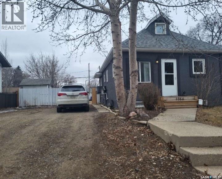 1066 5th Avenue Nw, Moose Jaw, Saskatchewan  S6H 1K8 - Photo 2 - SK033592