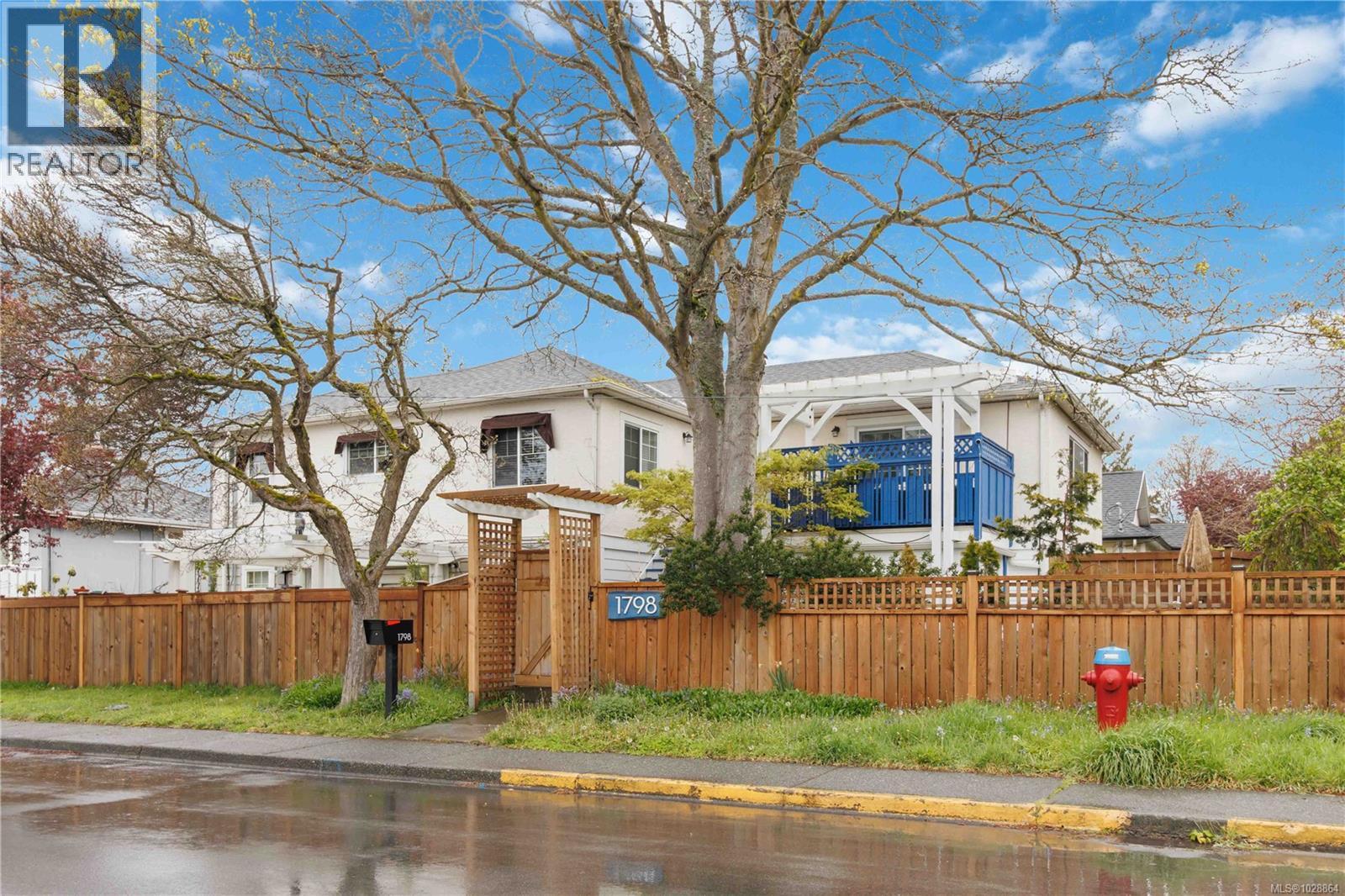 1796 Denman St, Victoria, British Columbia  V8R 1Y4 - Photo 1 - 1028864