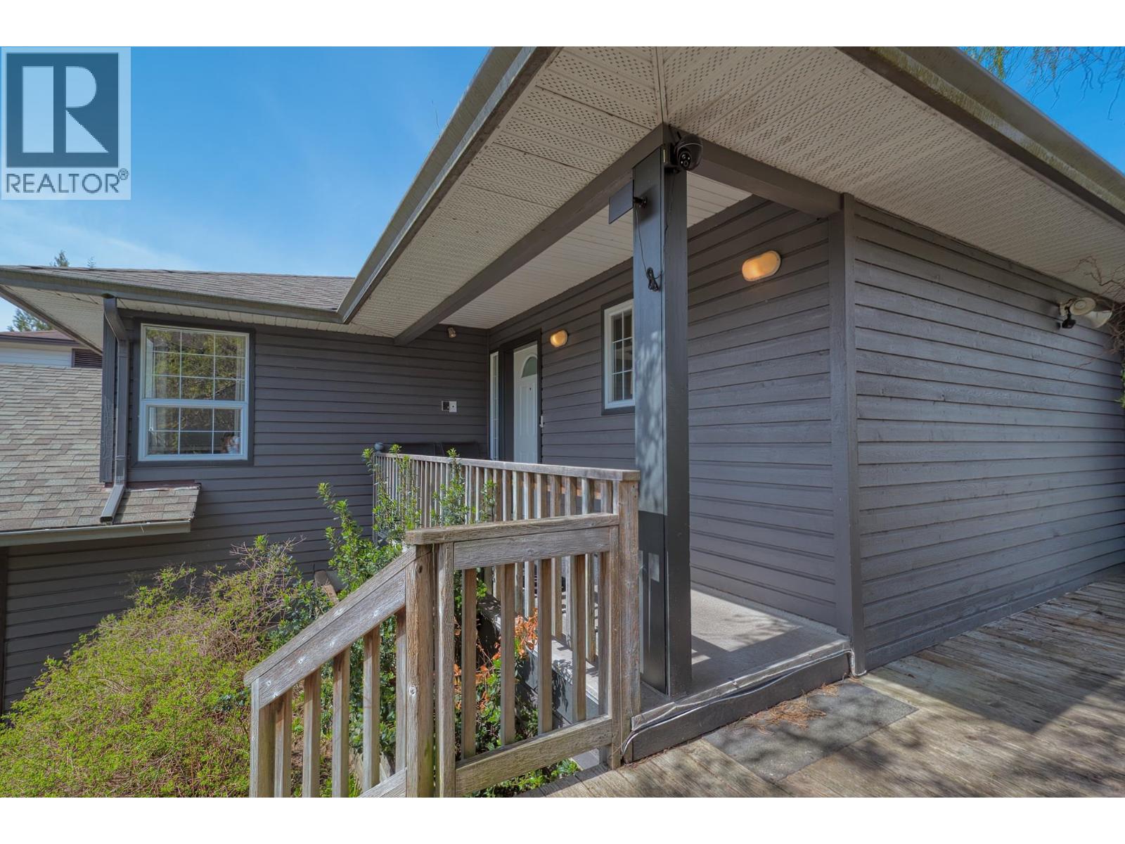 5796 Trail Avenue, Sechelt, British Columbia  V7Z 0L8 - Photo 2 - R3114356