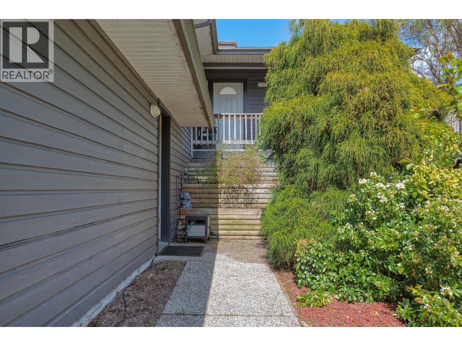 5796 Trail Avenue, Sechelt, British Columbia  V7Z 0L8 - Photo 3 - R3114356