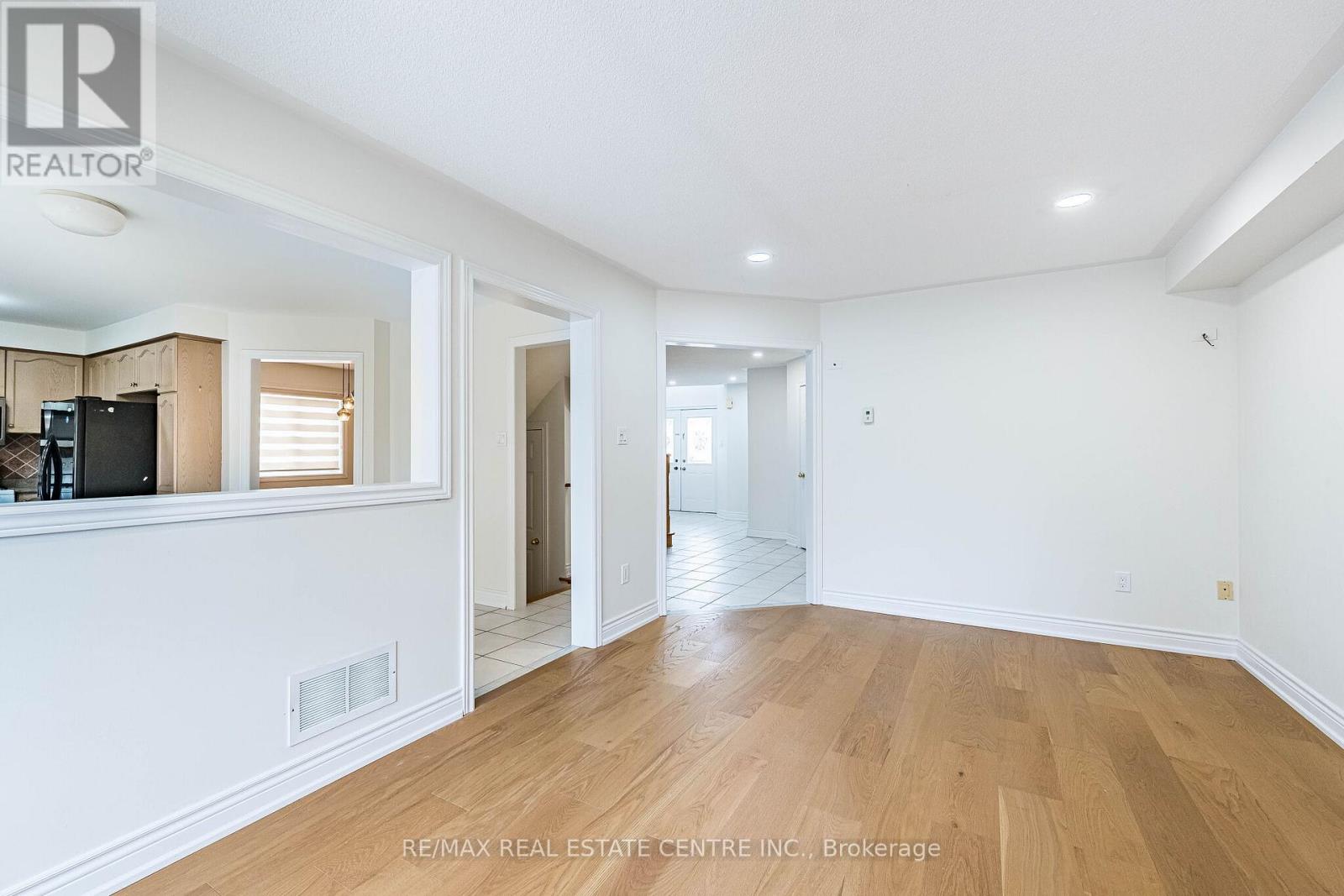 3469 Old Orchard Park Drive, Mississauga (Fairview), Ontario  L5B 4E1 - Photo 12 - W13027804