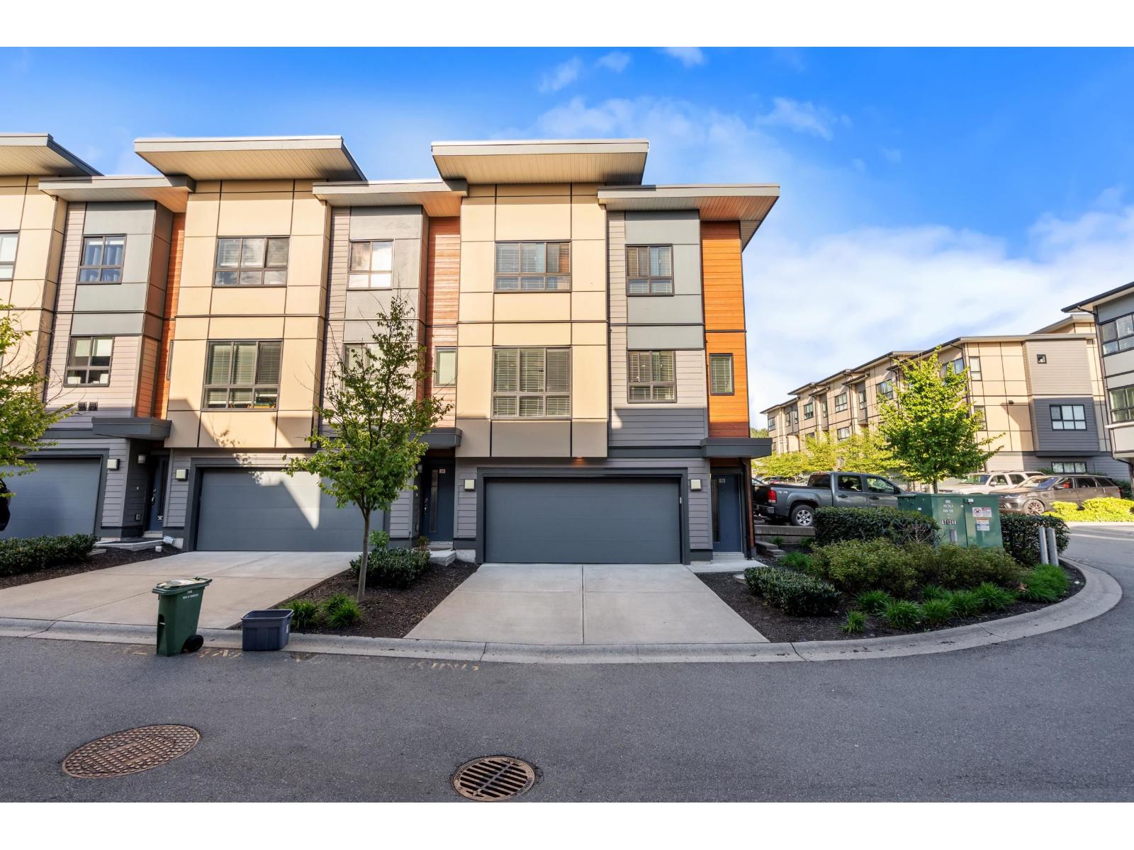 23 1938 Parallel Road, Abbotsford, British Columbia  V3G 2C6 - Photo 2 - R3113278