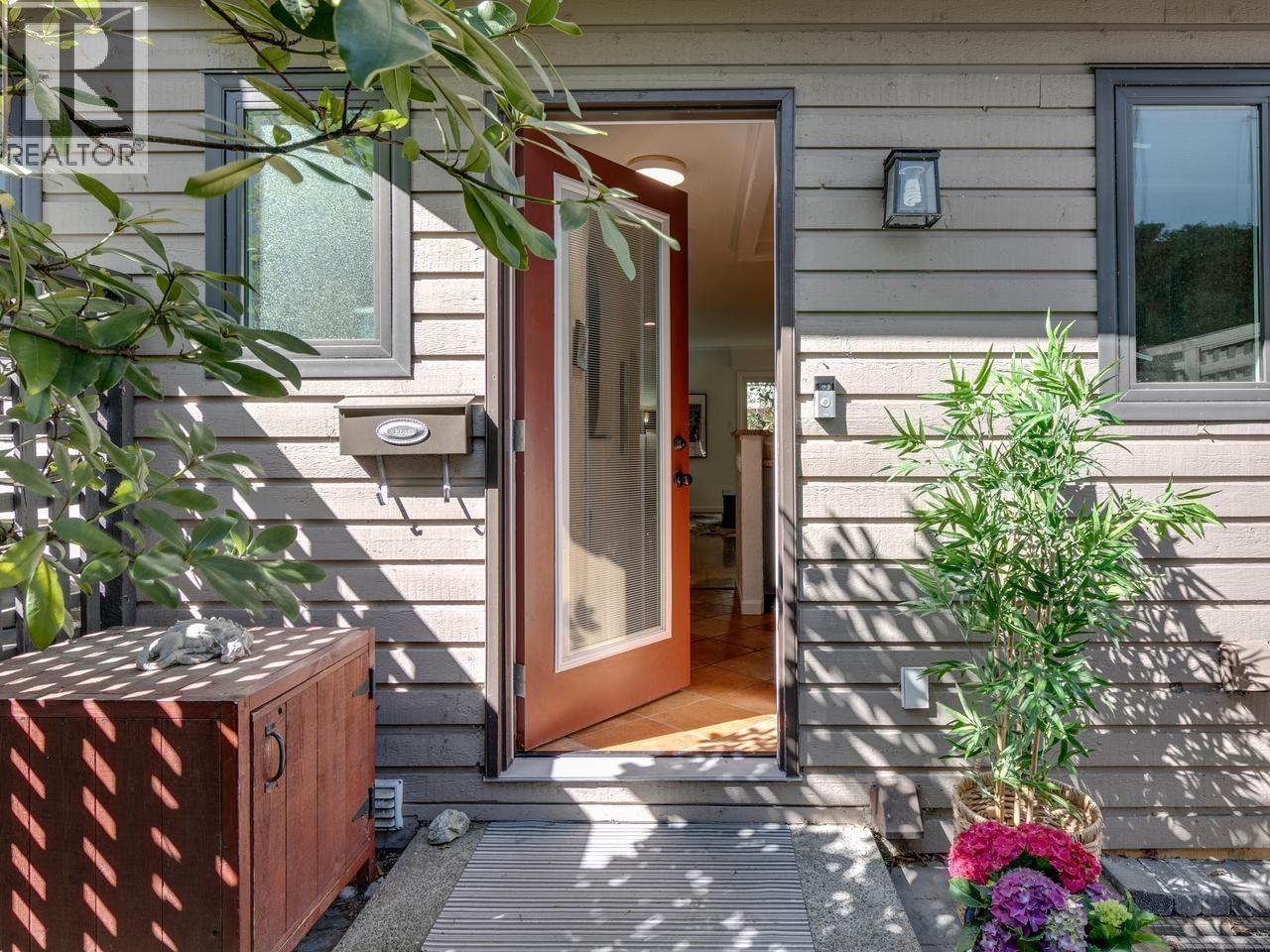 160 W 12TH STREET, North Vancouver, British Columbia