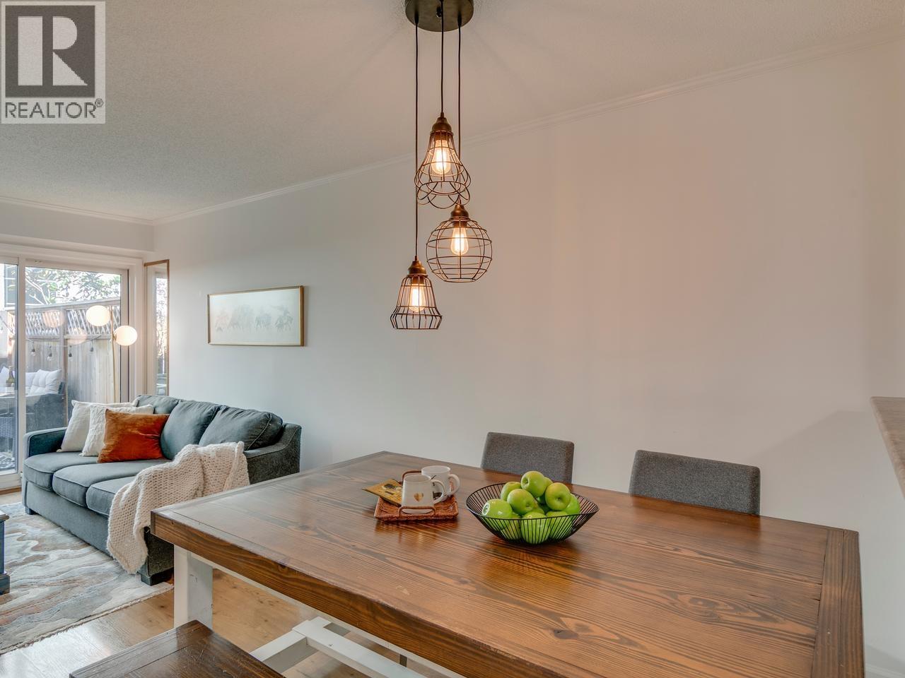 160 W 12th Street, North Vancouver, British Columbia  V7M 1N3 - Photo 11 - R3114408