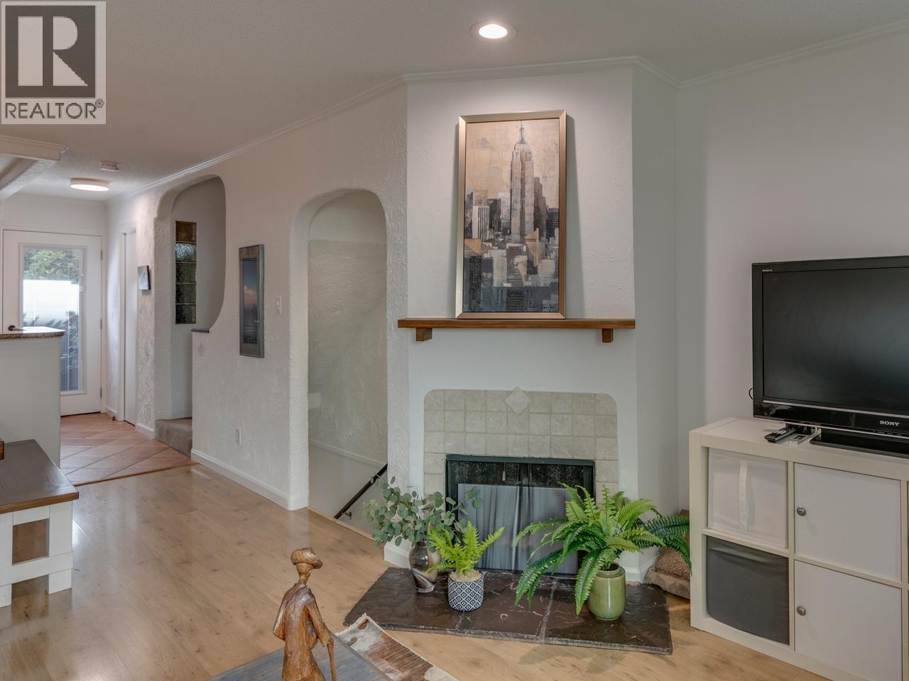 160 W 12th Street, North Vancouver, British Columbia  V7M 1N3 - Photo 12 - R3114408