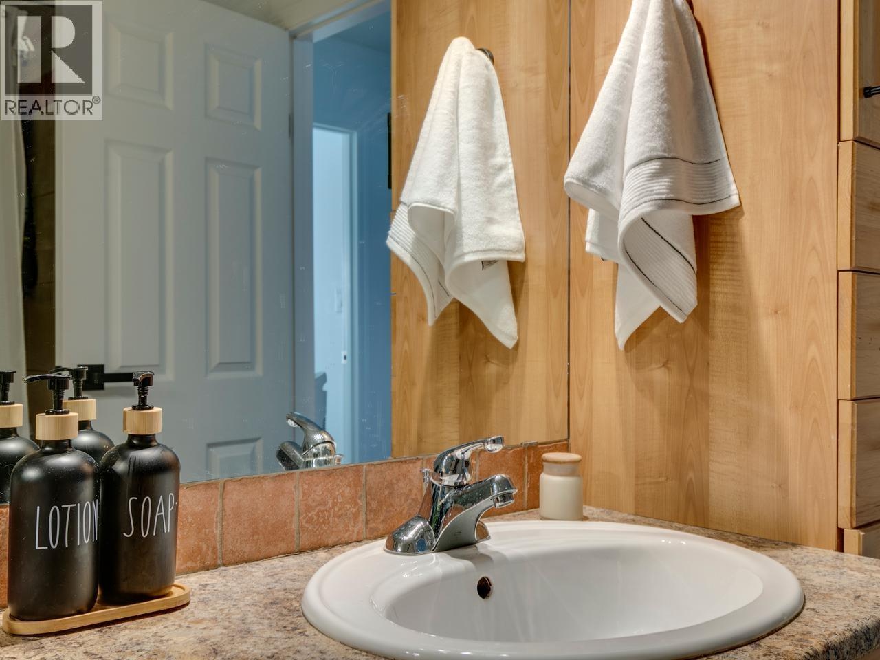 160 W 12th Street, North Vancouver, British Columbia  V7M 1N3 - Photo 23 - R3114408