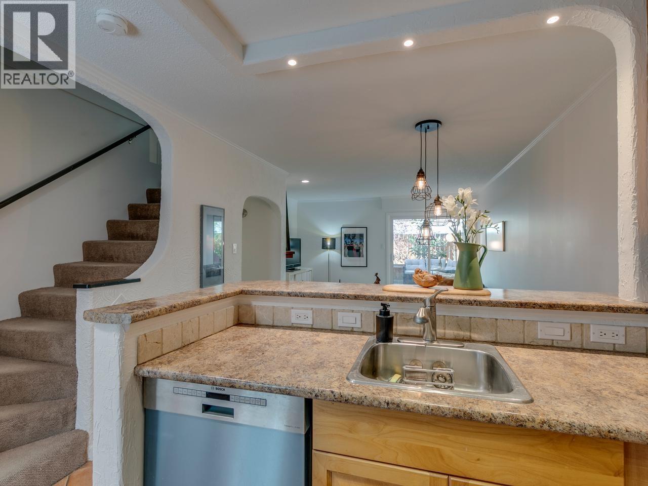 160 W 12th Street, North Vancouver, British Columbia  V7M 1N3 - Photo 8 - R3114408