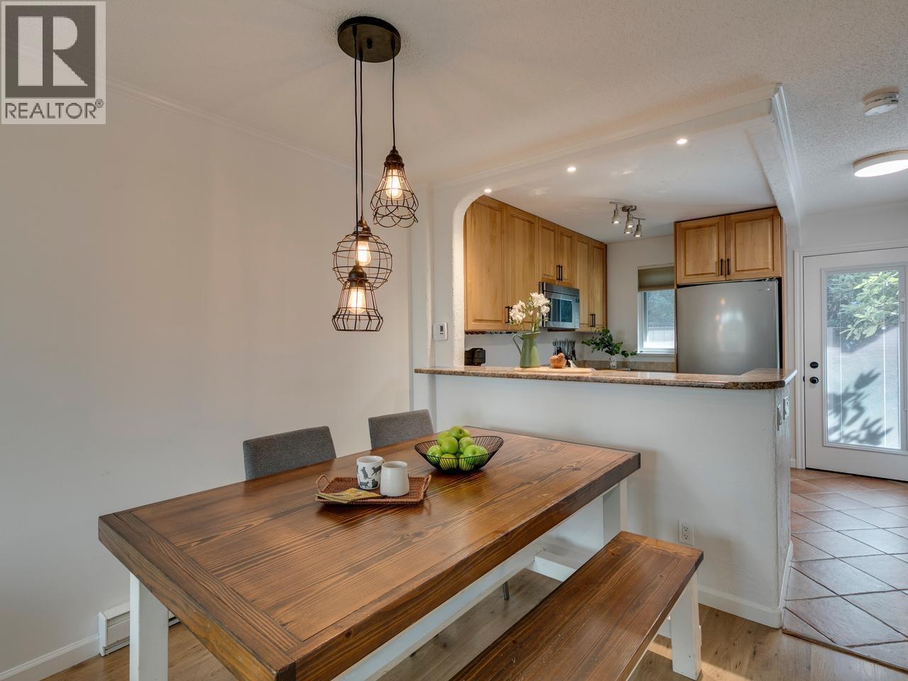 160 W 12th Street, North Vancouver, British Columbia  V7M 1N3 - Photo 9 - R3114408