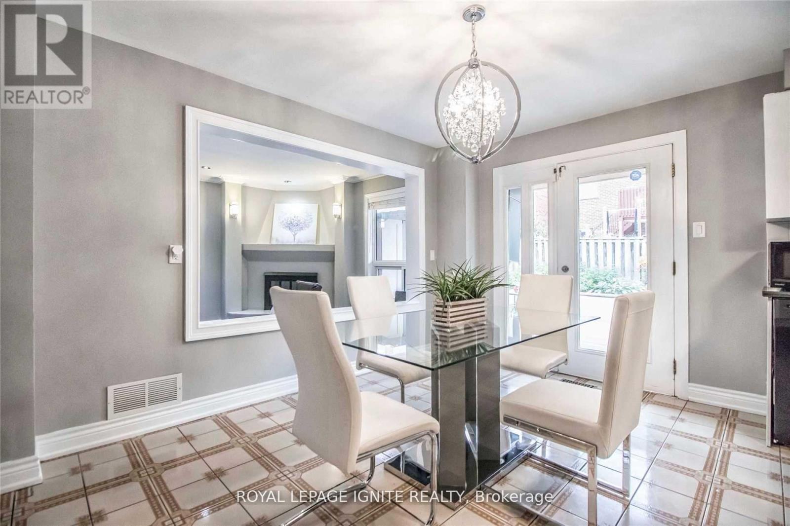 11 Carisbrooke Square, Toronto (Malvern), Ontario  M1B 4M2 - Photo 5 - E13027944