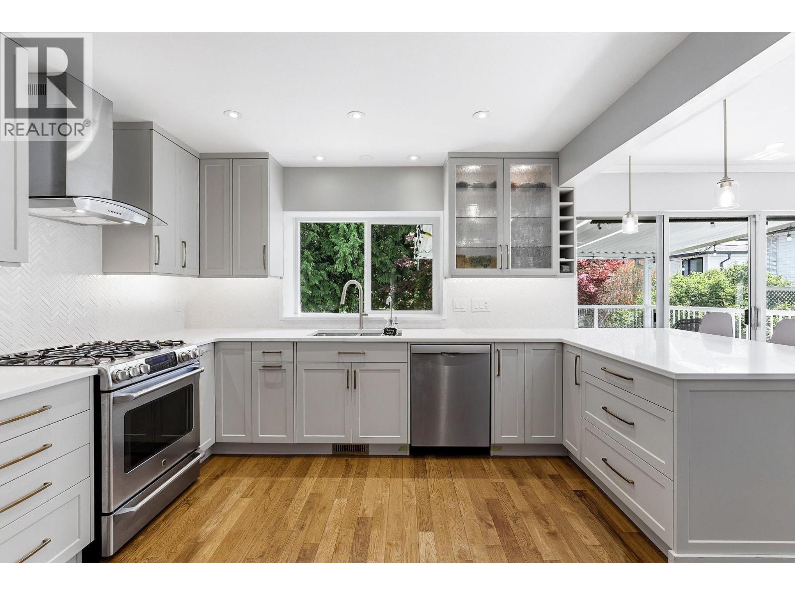 1381 Oxford Street, Coquitlam, British Columbia  V3E 3G5 - Photo 2 - R3114406