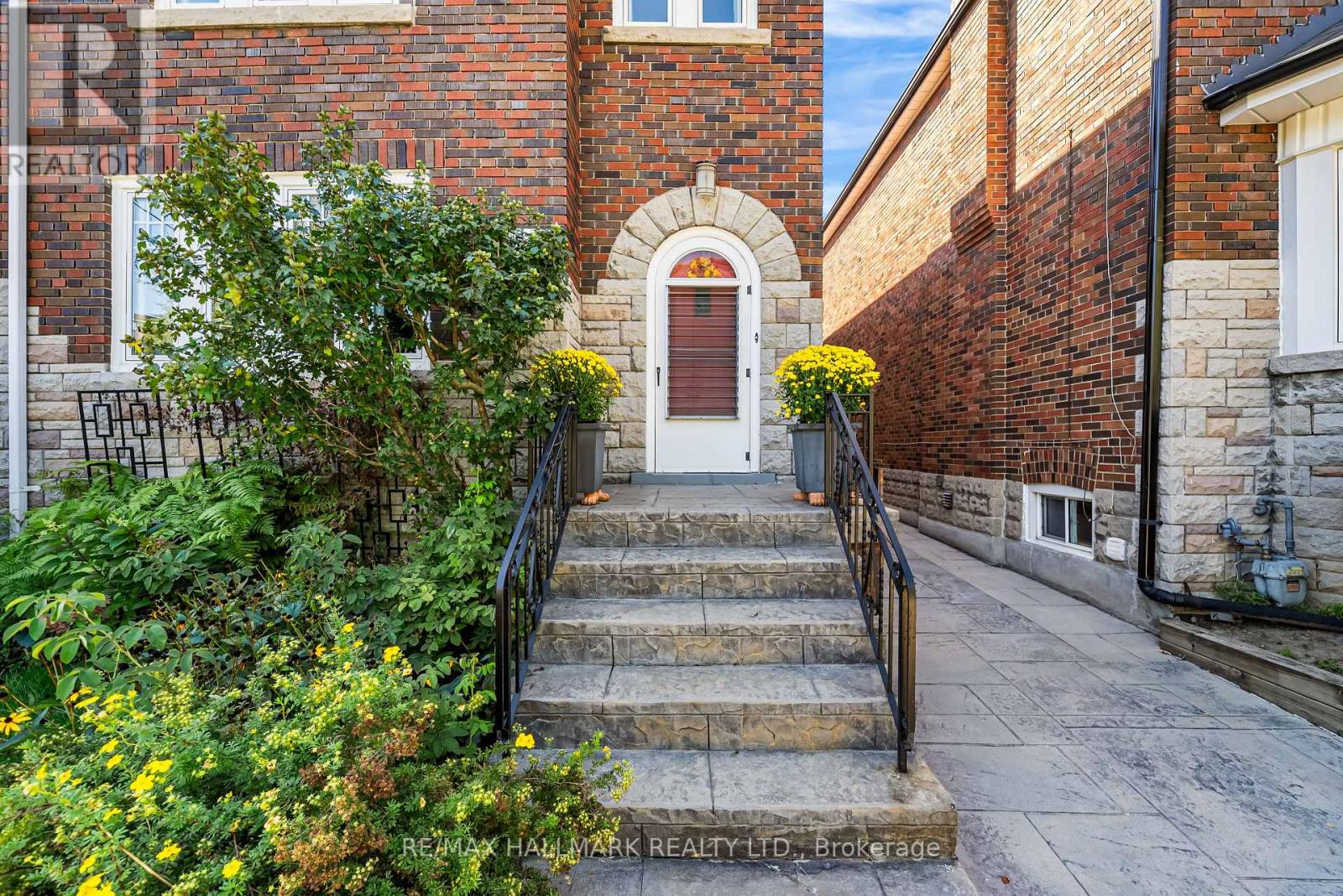 814 Duplex Avenue, Toronto, Ontario  M4R 1W7 - Photo 2 - C13027466