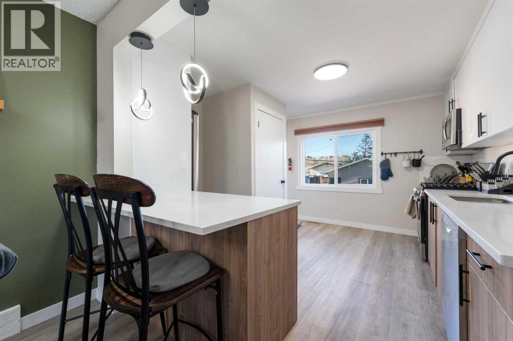 4608 70 Street NW, Calgary, Alberta  T3B 2K6 - Photo 12 - A2282262