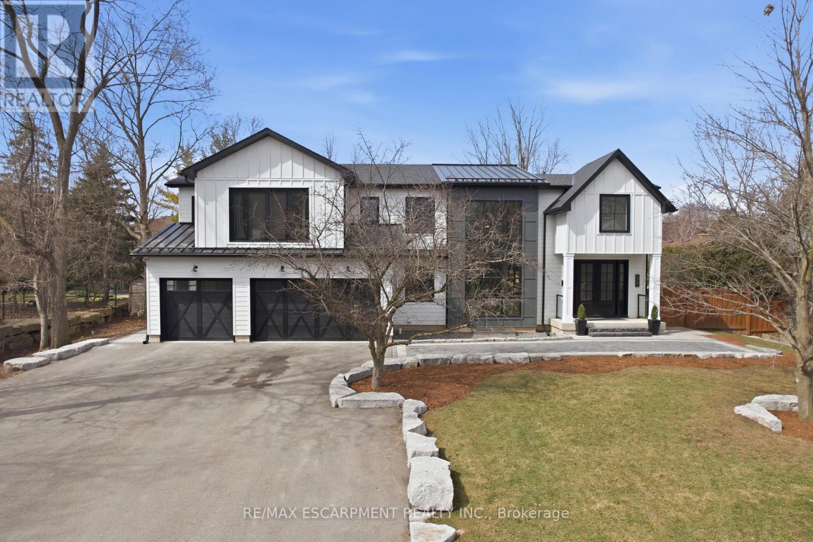 136 Rockcliffe Road, Hamilton, Ontario  L9H 7H3 - Photo 2 - X13027982