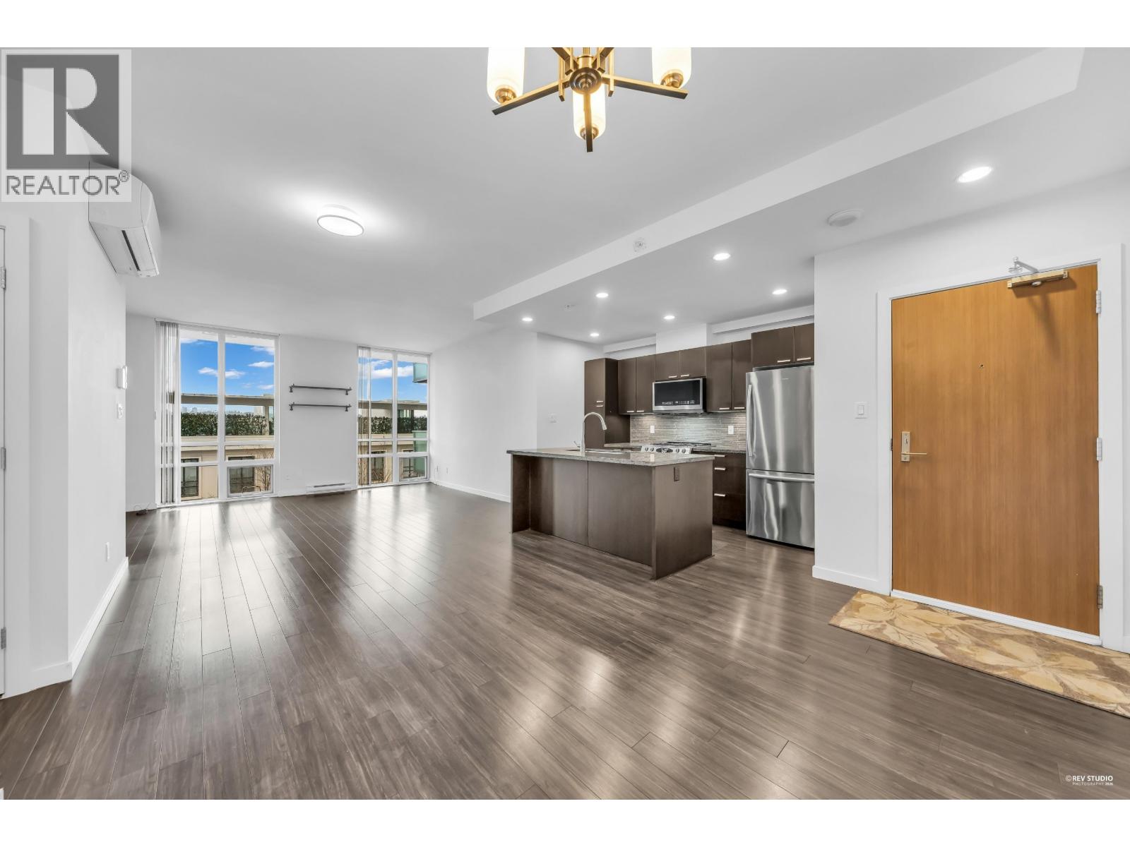 304 2200 DOUGLAS ROAD, Burnaby, British Columbia