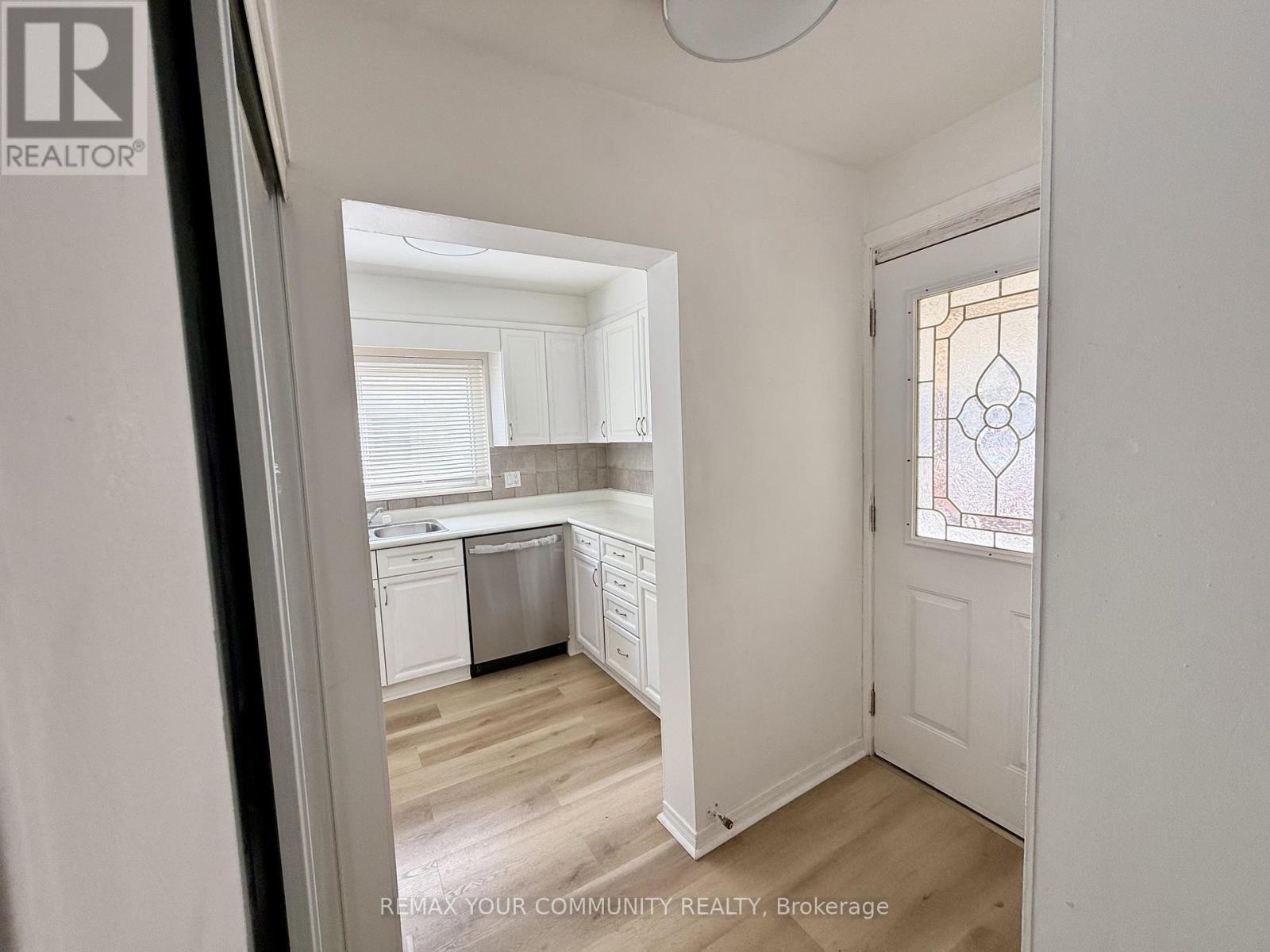 Upper - 17 Regatta Crescent, Toronto, Ontario  M2R 2X7 - Photo 4 - C13026872