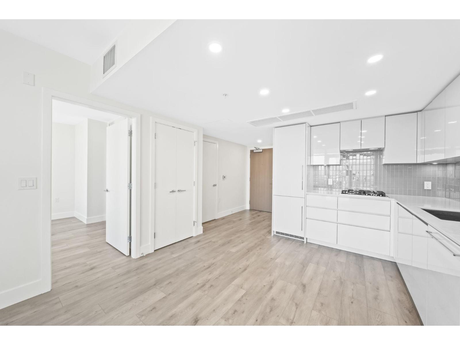 1607 10428 Whalley Boulevard, Surrey, British Columbia  V3T 0W2 - Photo 4 - R3114259