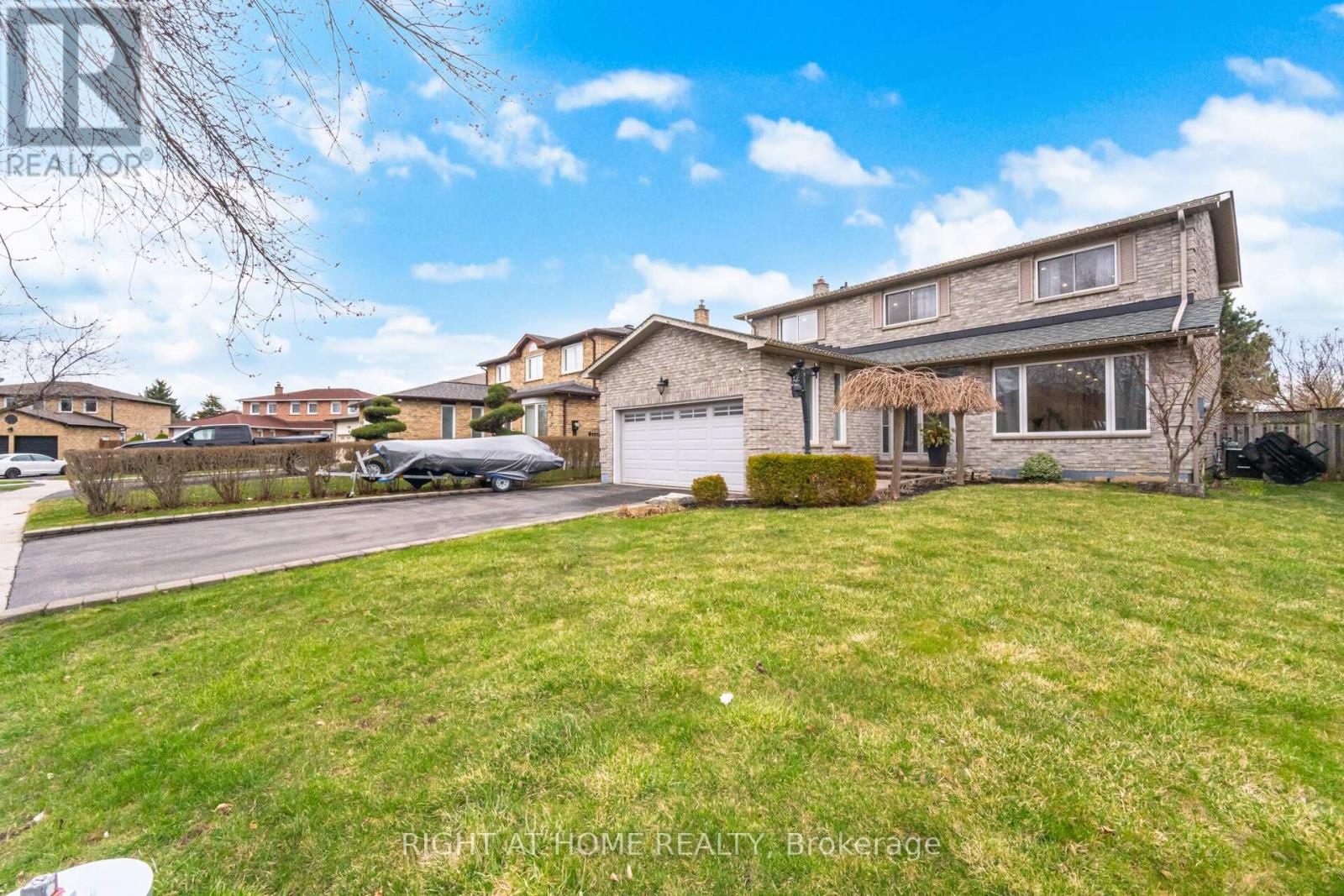 909 Lovingston Crescent, Mississauga, Ontario  L4W 3S6 - Photo 2 - W13028100