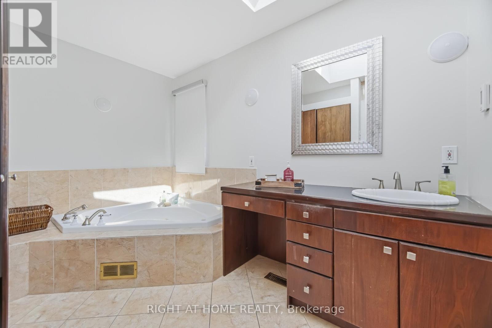 909 Lovingston Crescent, Mississauga, Ontario  L4W 3S6 - Photo 27 - W13028100