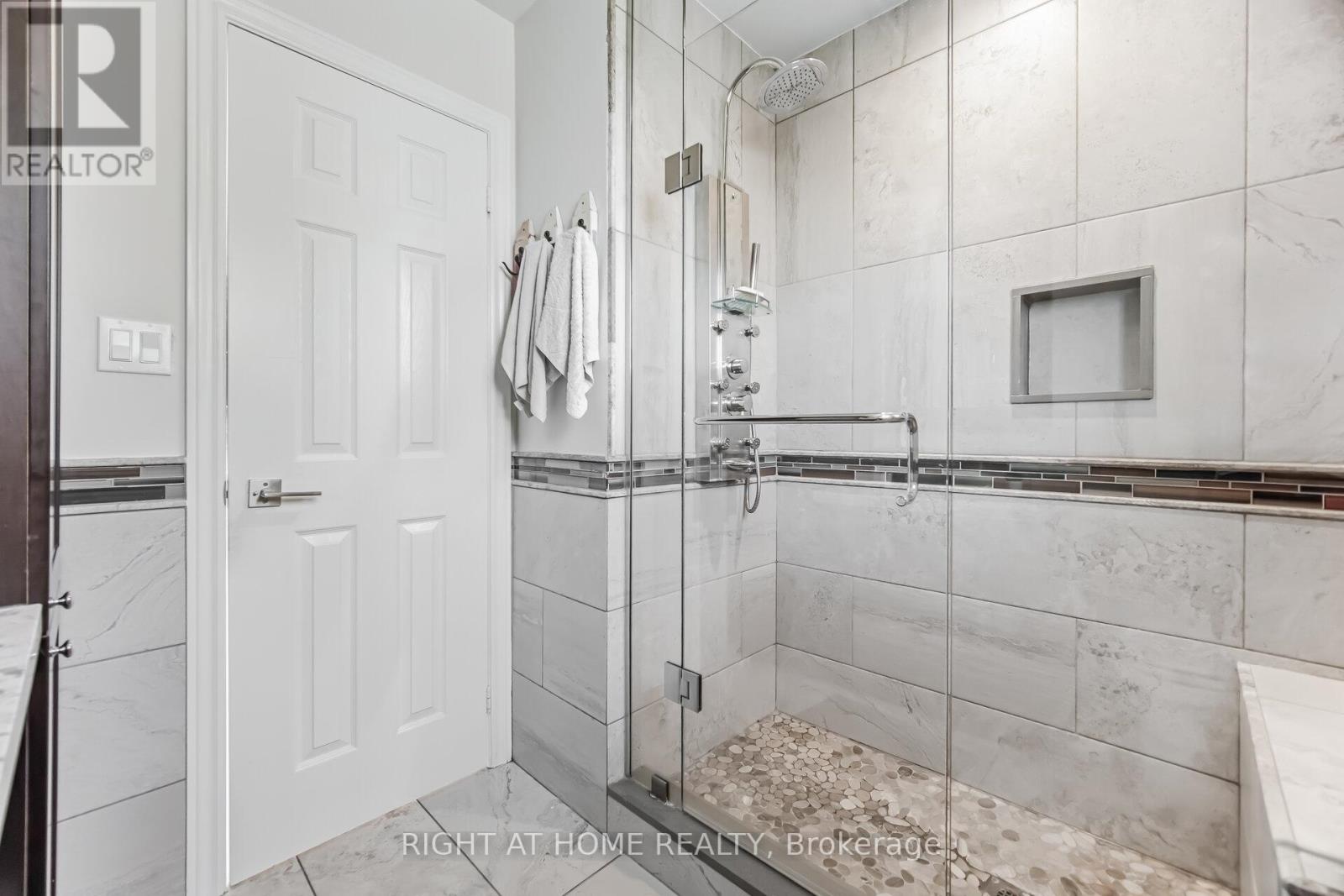 909 Lovingston Crescent, Mississauga, Ontario  L4W 3S6 - Photo 33 - W13028100