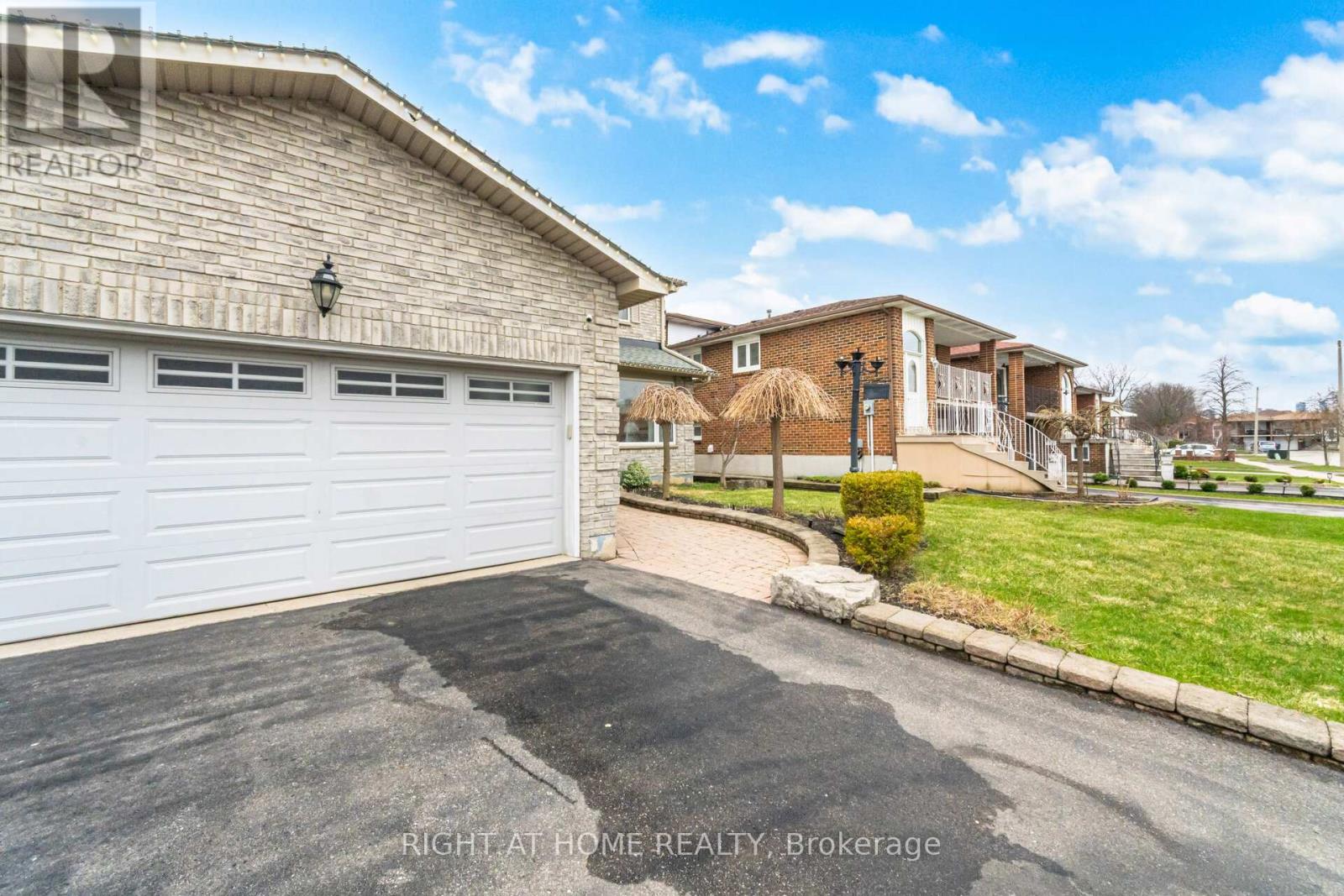 909 Lovingston Crescent, Mississauga, Ontario  L4W 3S6 - Photo 4 - W13028100