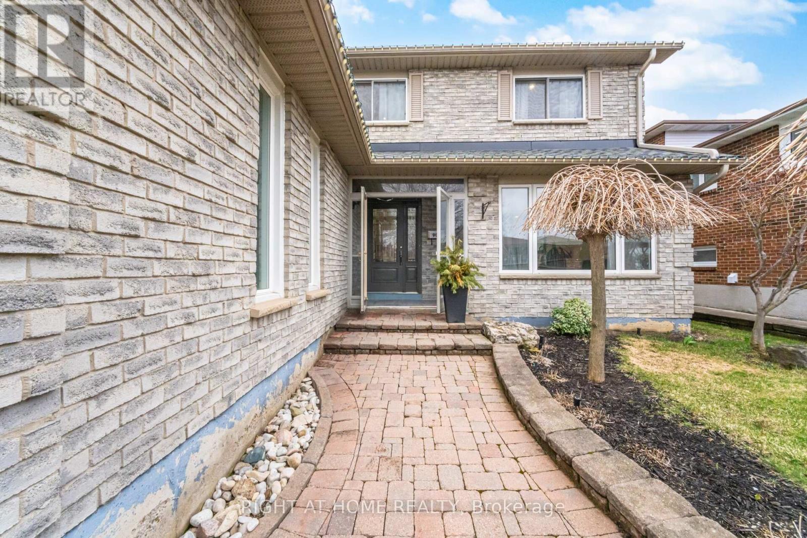 909 Lovingston Crescent, Mississauga, Ontario  L4W 3S6 - Photo 5 - W13028100