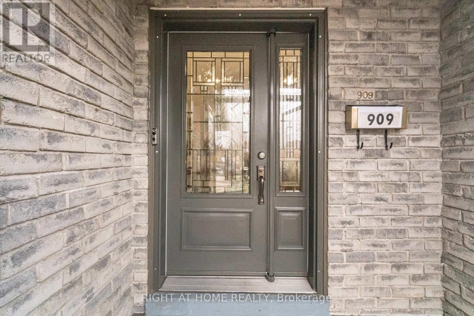 909 Lovingston Crescent, Mississauga, Ontario  L4W 3S6 - Photo 6 - W13028100