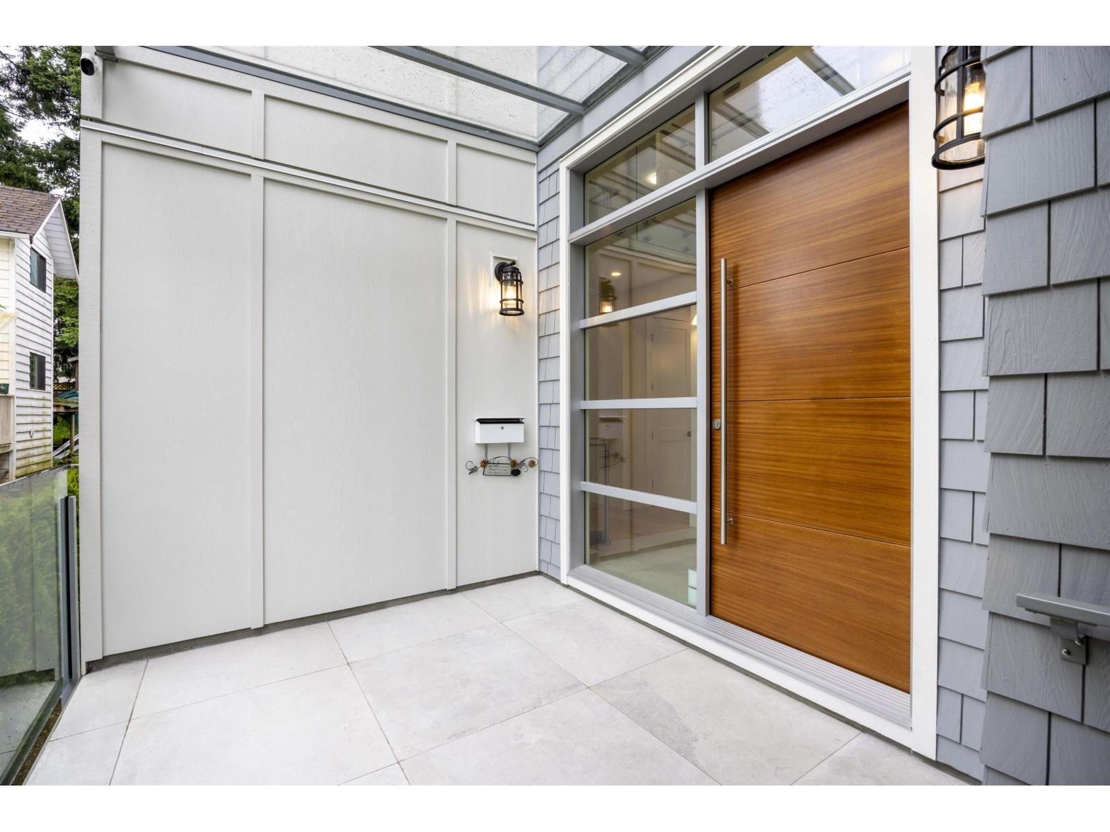 1245 Kent Street, White Rock, British Columbia  V4B 4T6 - Photo 2 - R3114451