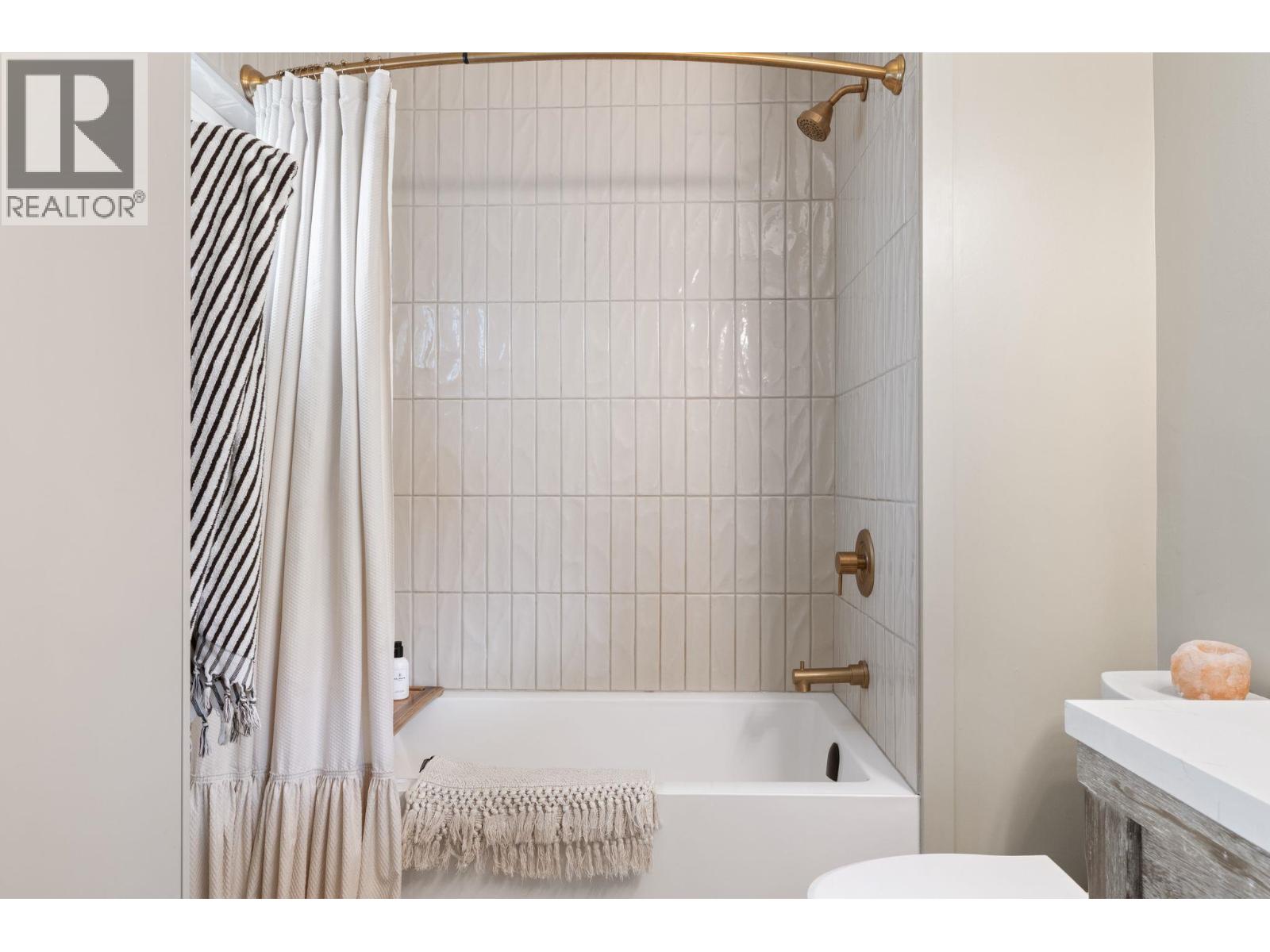 737-745 St. Andrews Avenue, North Vancouver, British Columbia  V7L 3L1 - Photo 8 - R3113769