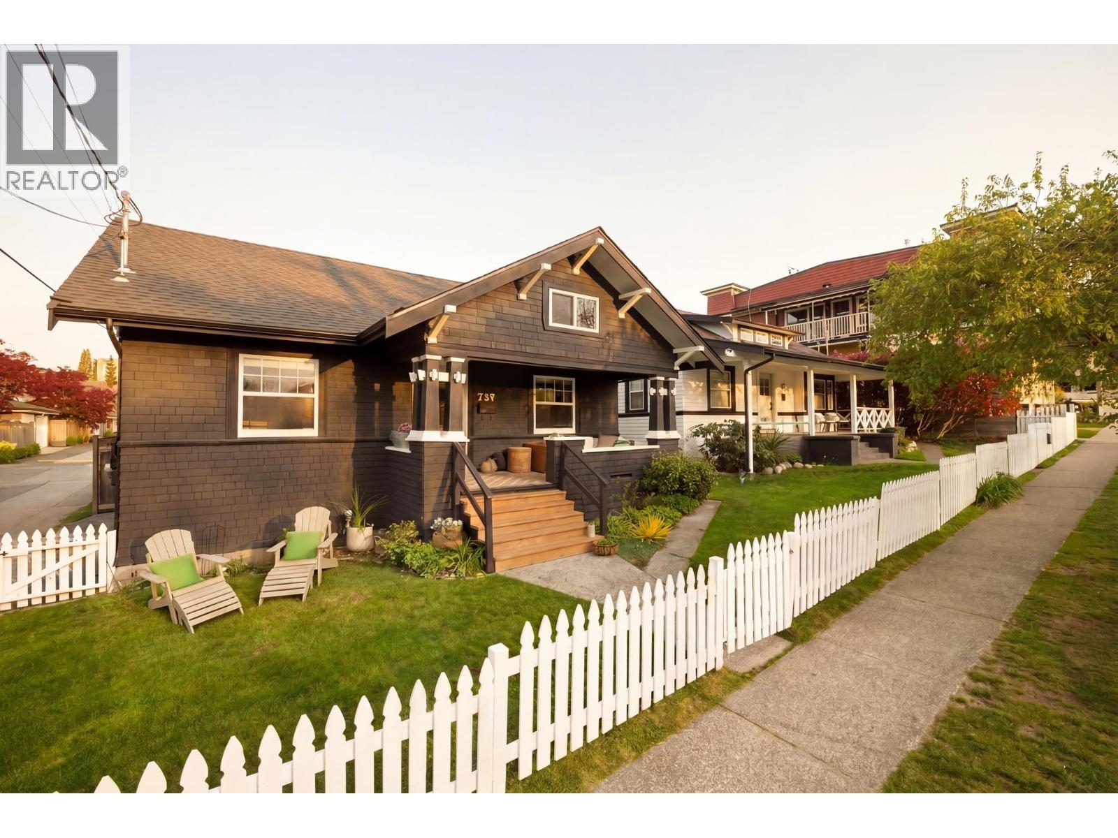 737-745 ST. ANDREWS AVENUE, North Vancouver, British Columbia