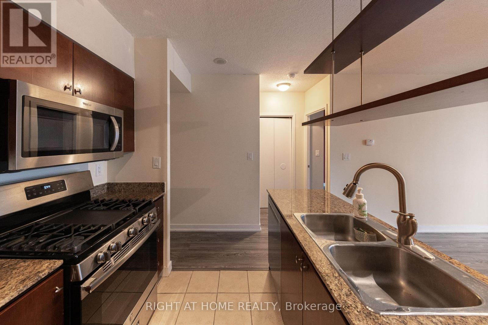 35 - 35 Mariner Terrace, Toronto, Ontario  M5V 3V9 - Photo 7 - C13028282