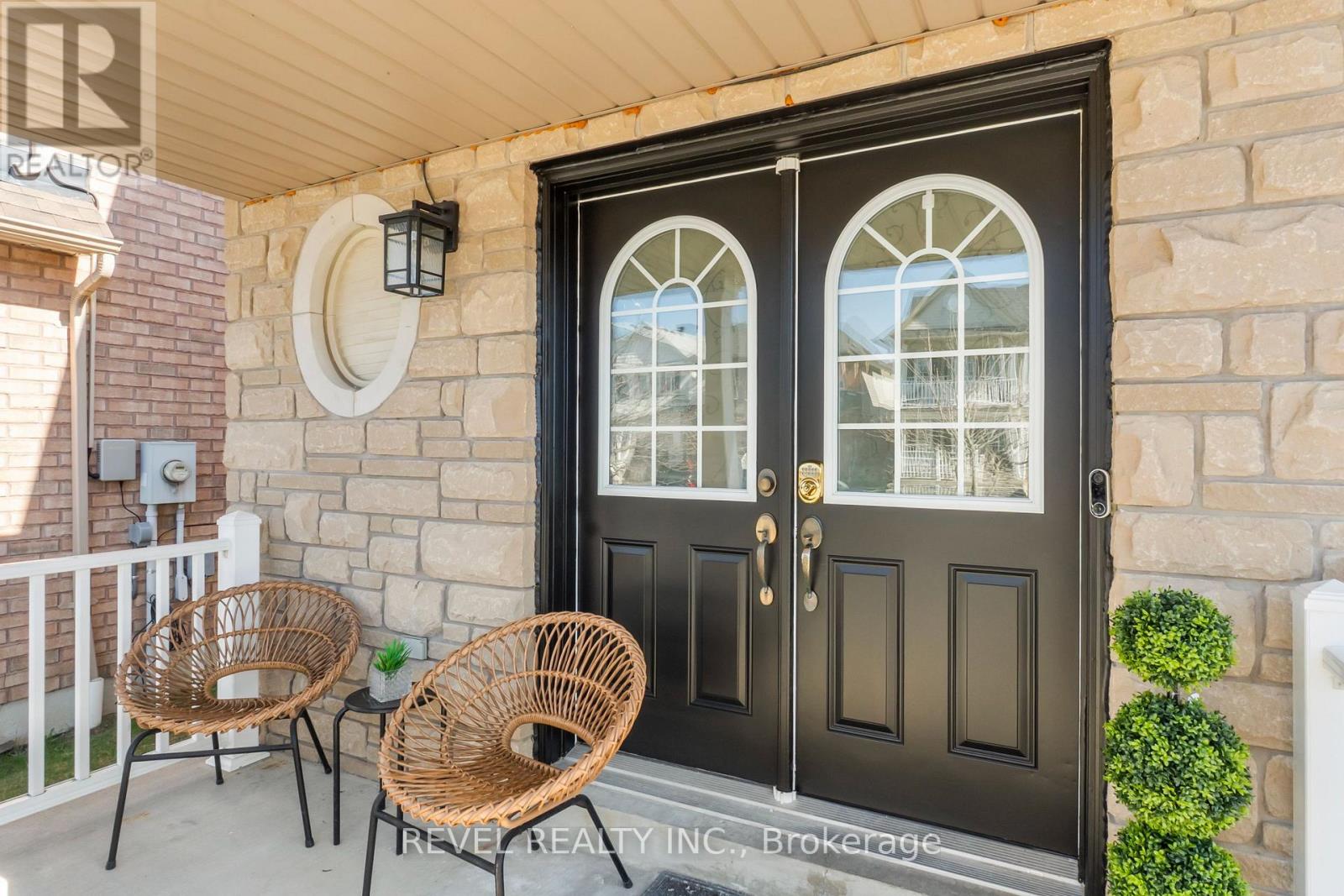 15 Donlevy Crescent, Whitby, Ontario  L1R 0B9 - Photo 2 - E13028226