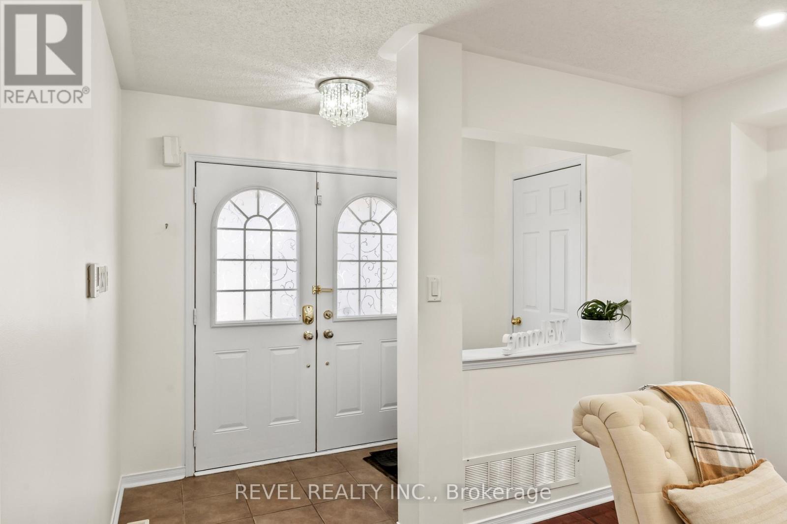 15 Donlevy Crescent, Whitby, Ontario  L1R 0B9 - Photo 3 - E13028226