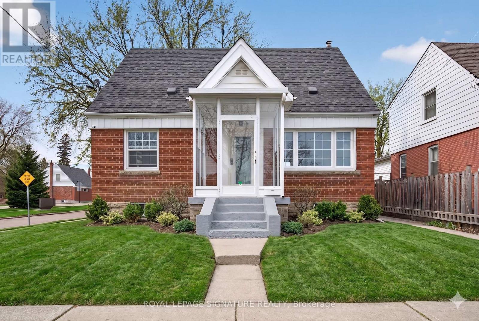 3244 ST CLAIR AVENUE E, Toronto, Ontario