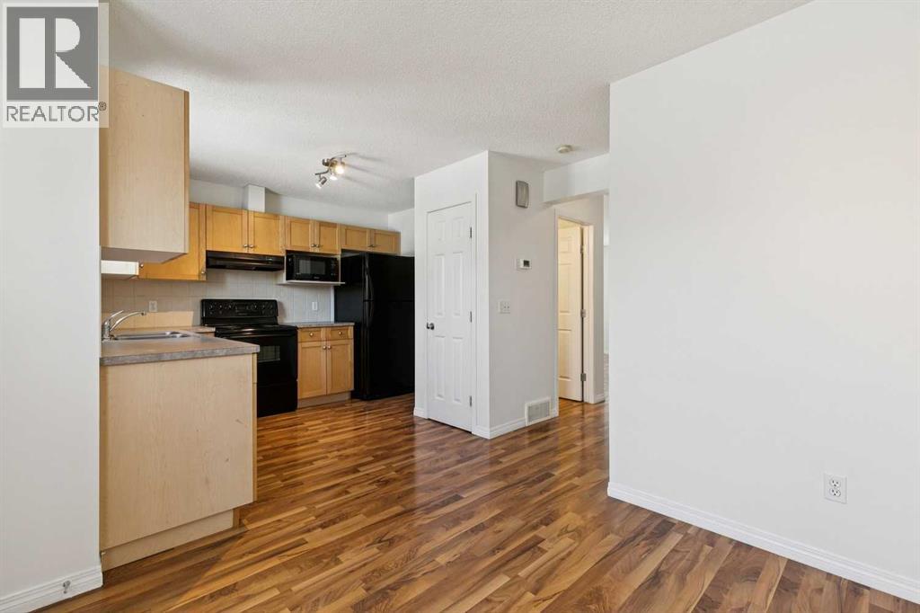 114 Royal Birch Villas Nw, Calgary, Alberta  T3G 5V2 - Photo 3 - A2289070