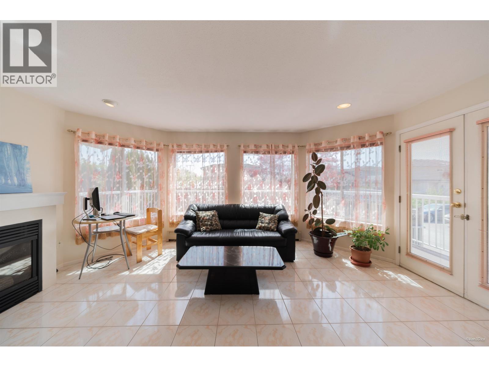 6758 Kitchener Street, Burnaby, British Columbia  V5B 2J9 - Photo 4 - R3113492