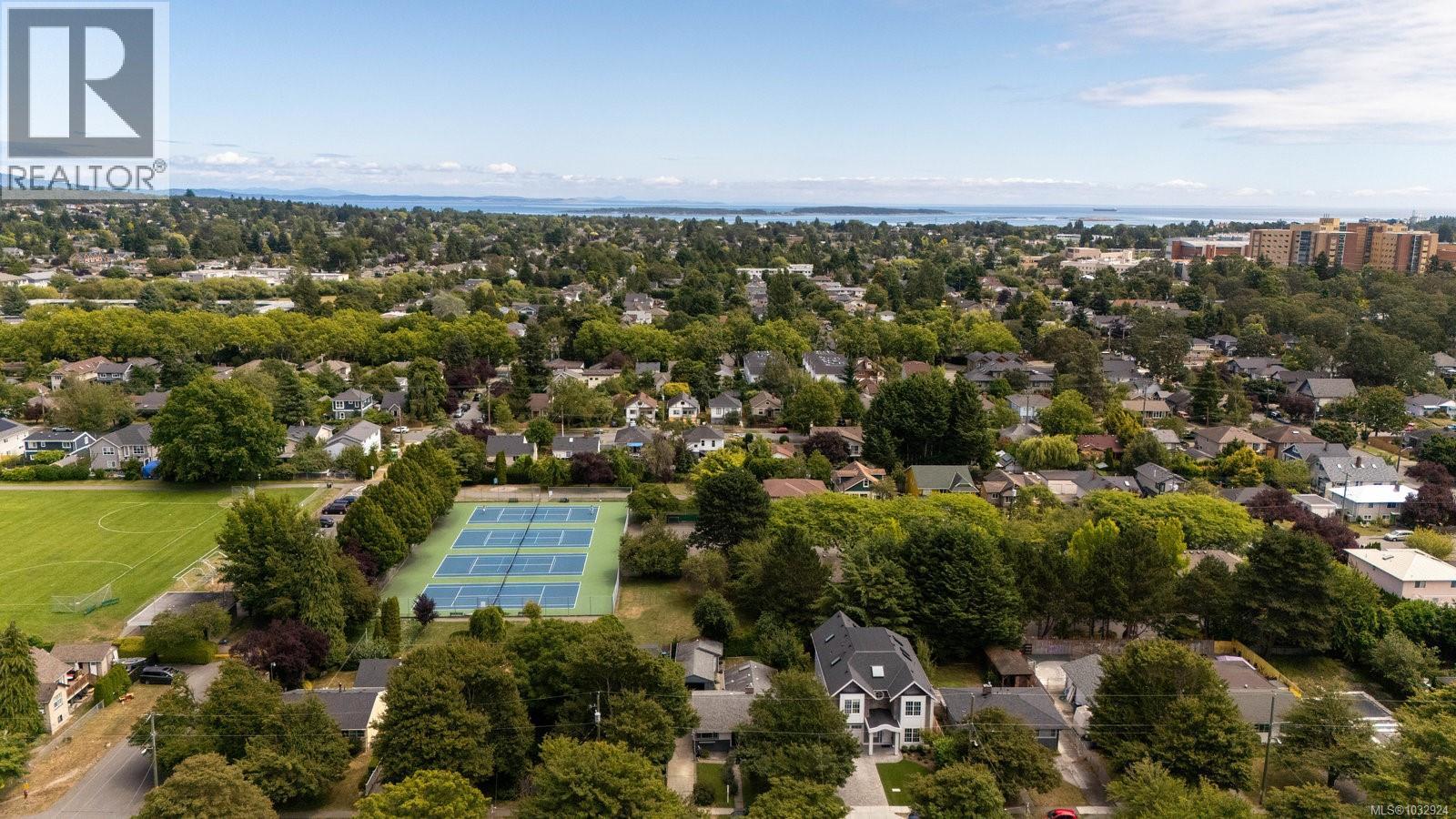 2639 Victor St, Victoria, British Columbia  V8R 4E3 - Photo 33 - 1032924