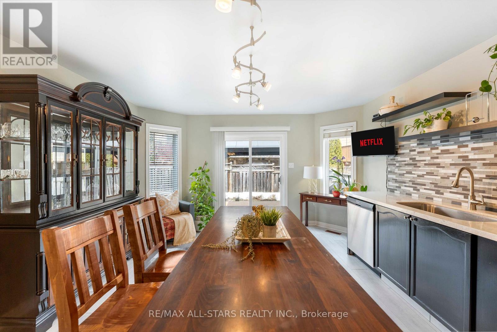 18 Reddenhurst Crescent, Georgina, Ontario  L4P 4G1 - Photo 9 - N13027516