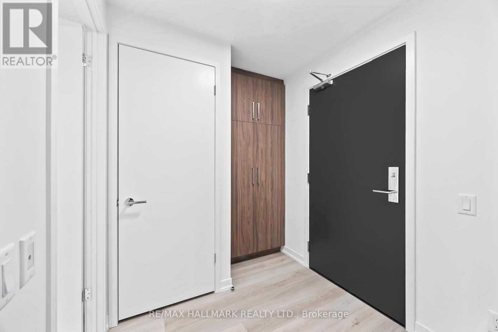 403 - 863 St. Clair Avenue W, Toronto, Ontario  M6C 0B2 - Photo 2 - C13028482