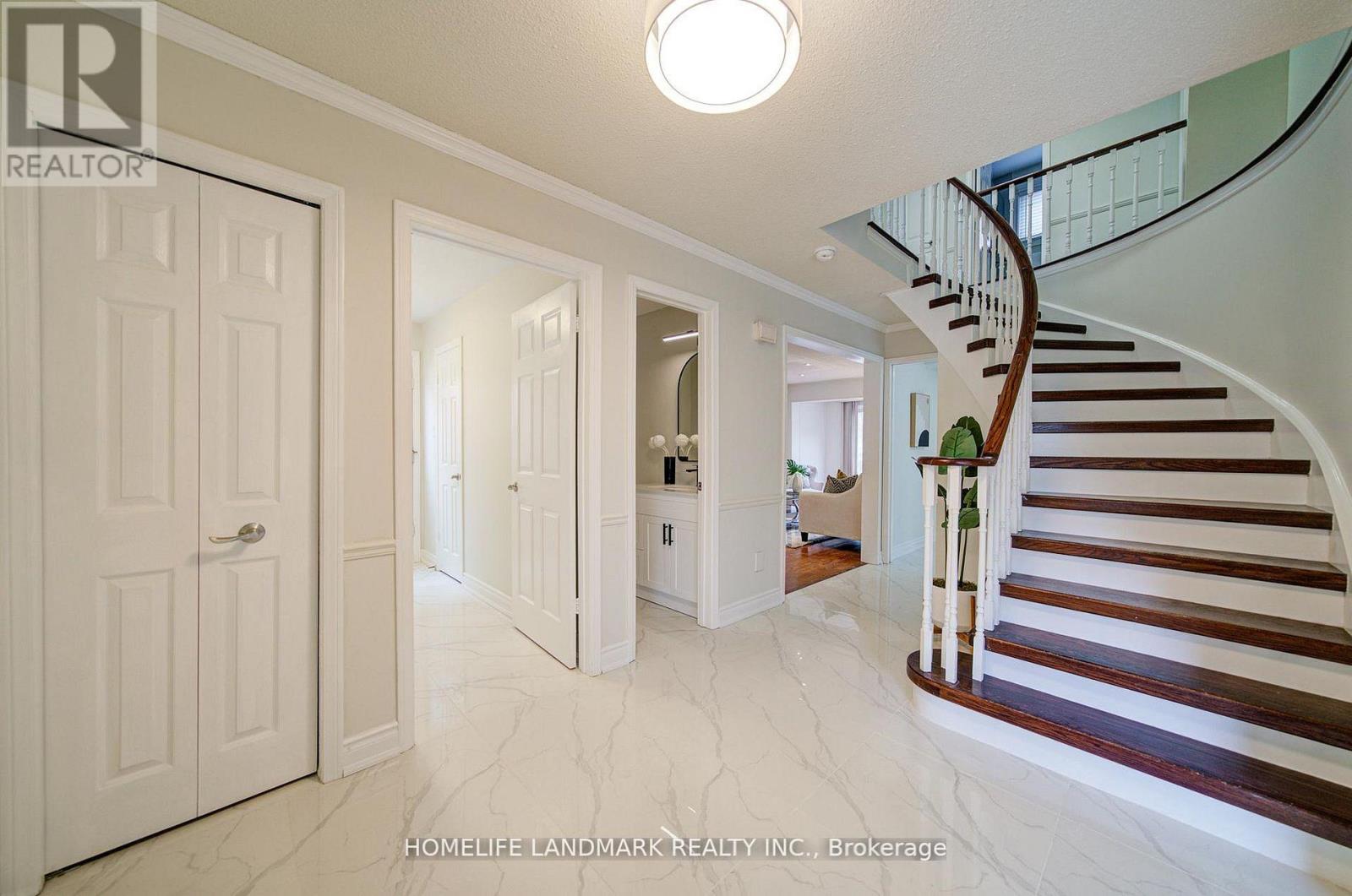 1111 Deer Run, Mississauga, Ontario  L5C 3P7 - Photo 3 - W13028366